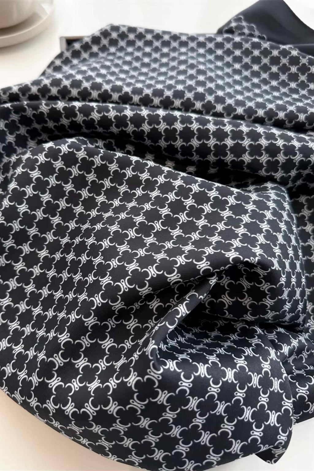 Bok apaszki ukazujący miękką satynową tkaninę i jej lekki połysk | KAMEA | Spironik.pl