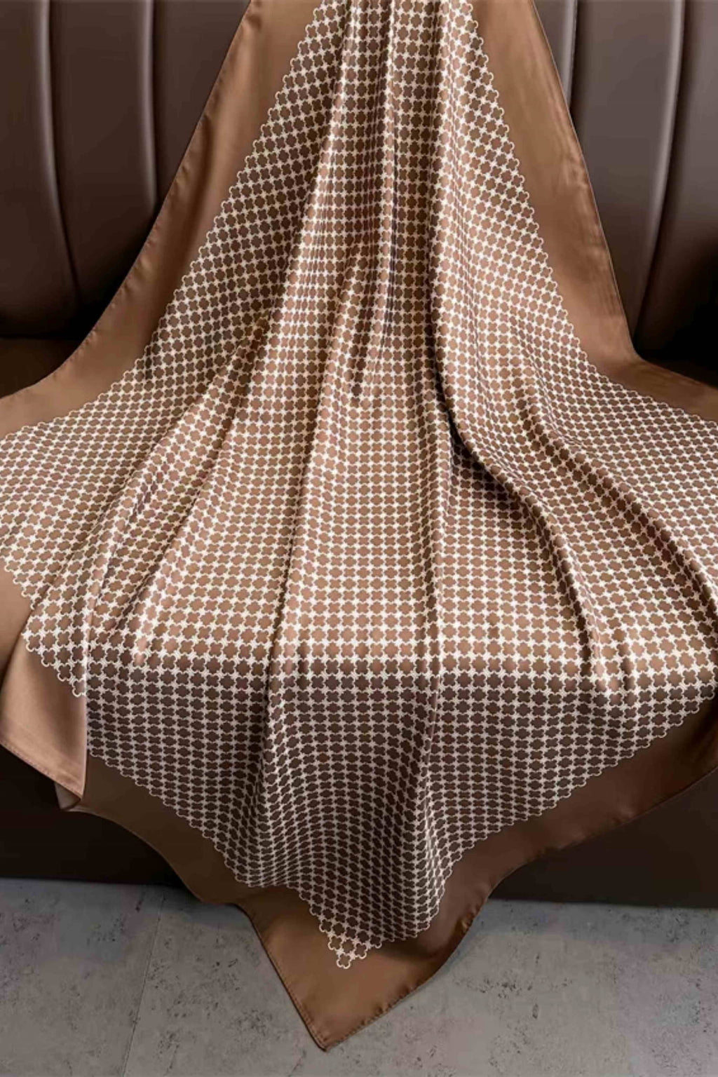 Apaszka w minimalistycznym stylu noszona na szyi, idealna do biurowych stylizacji | KAMEA | Spironik.pl