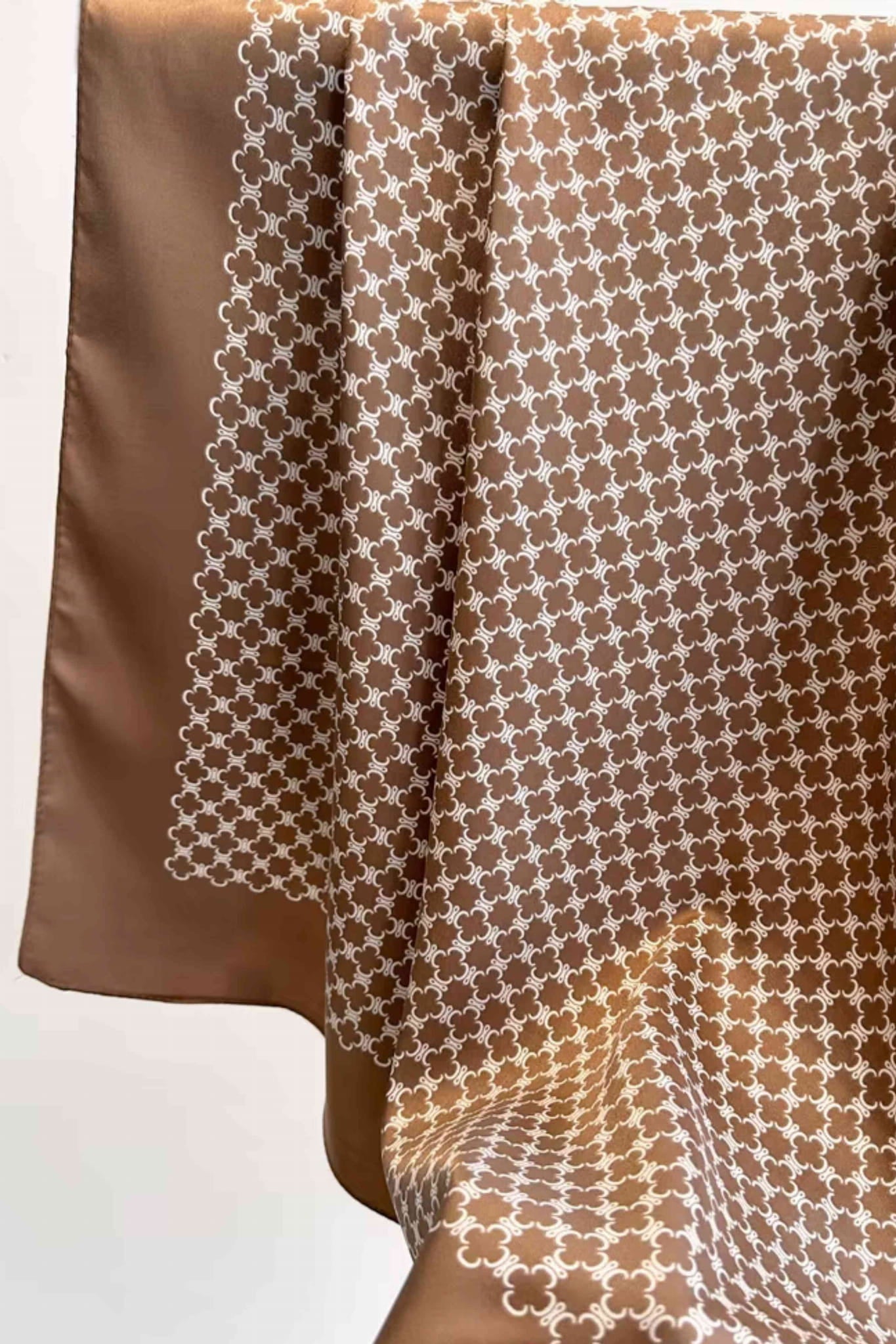 Apaszka w użyciu, stylowo przewiązana na ramionach, podkreślająca elegancki wygląd | KAMEA | Spironik.pl