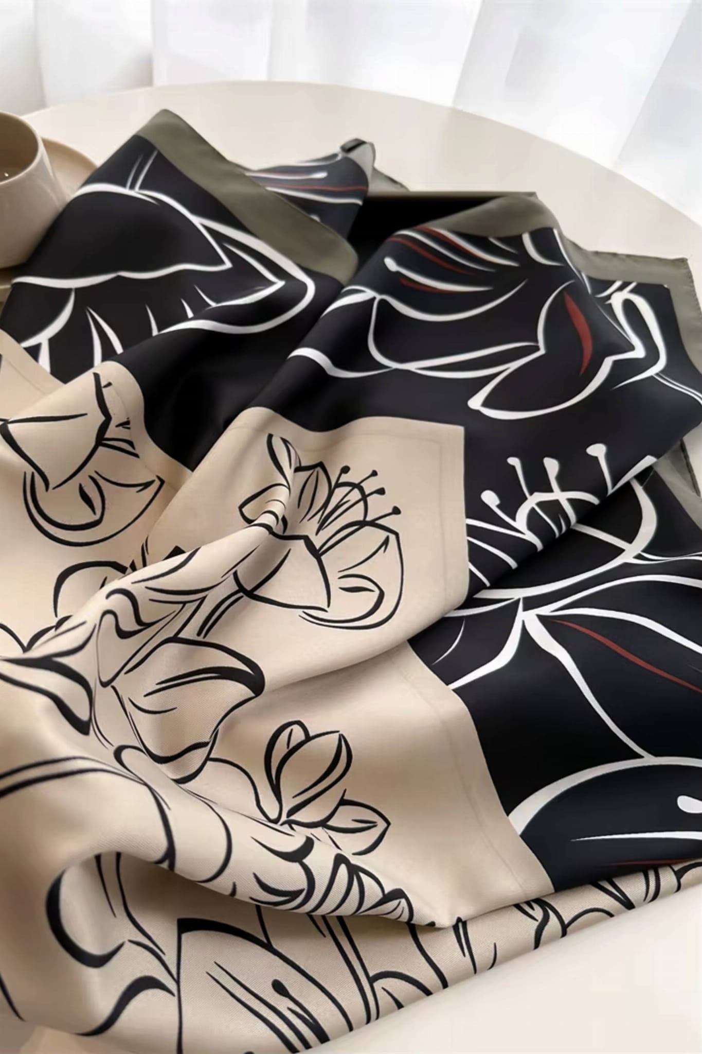 Widok z boku apaszki, ukazujący oliwkową ramkę i jedwabistą fakturę materiału | KAMEA | Spironik.pl