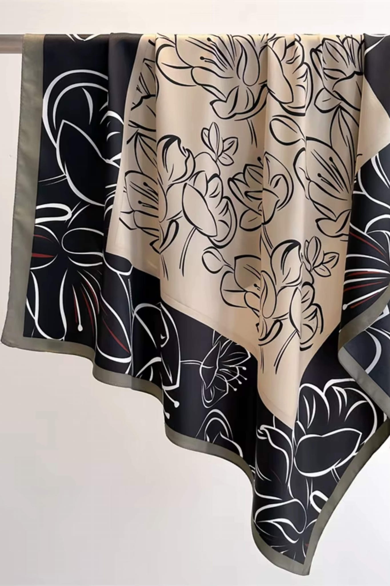 Apaszka w użyciu, stylowo związana na szyi, dodająca charakteru stylizacji | KAMEA | Spironik.pl