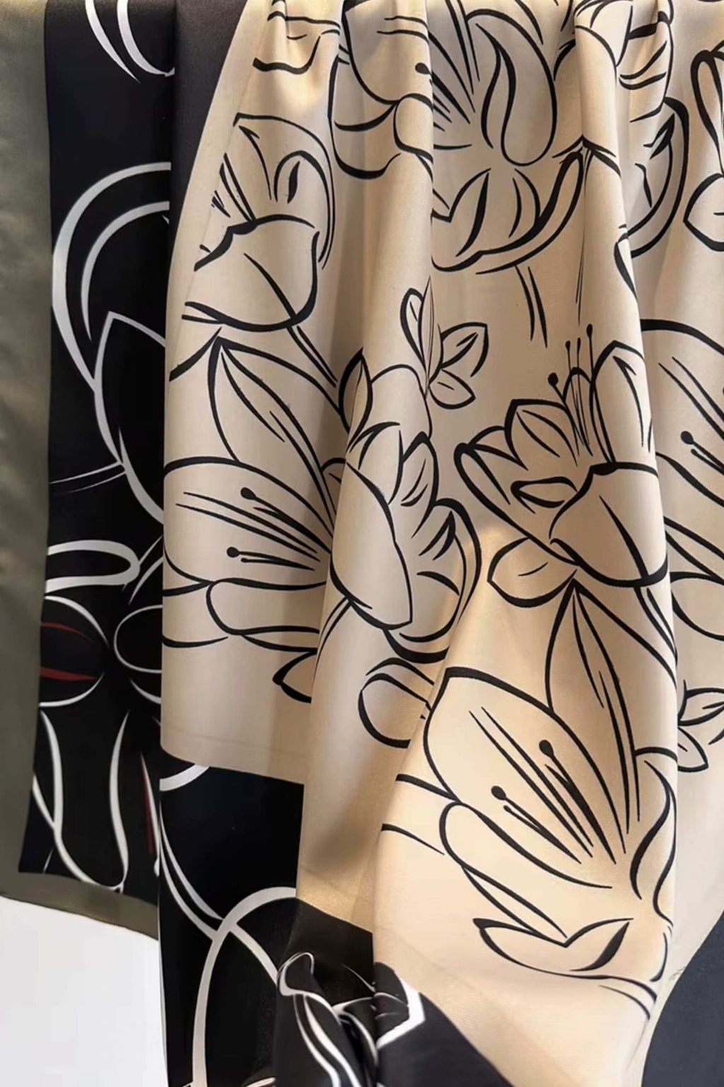 Apaszka rozłożona na płasko, prezentująca wymiary 90x90 cm i artystyczny wzór | KAMEA | Spironik.pl