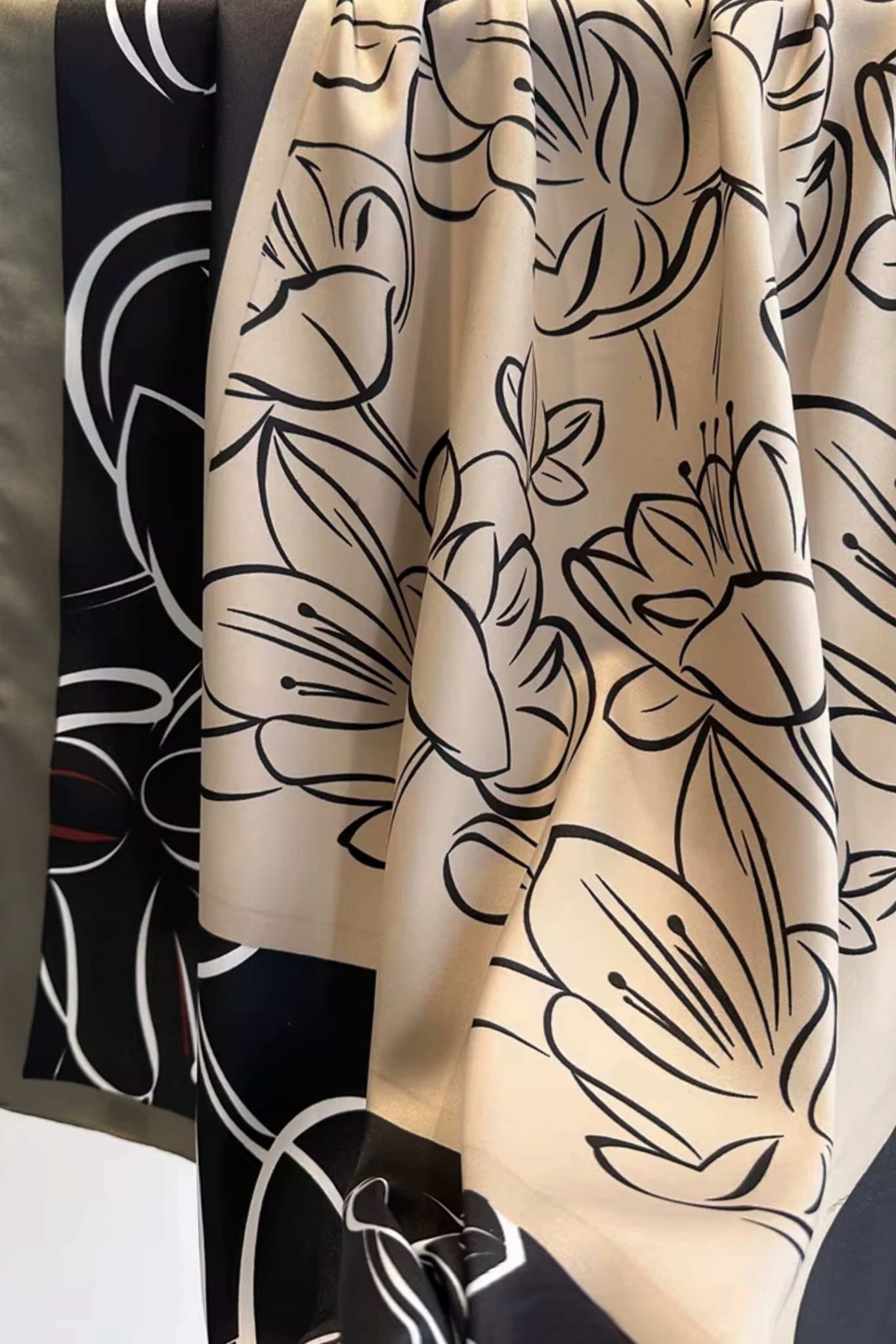 Apaszka rozłożona na płasko, prezentująca wymiary 90x90 cm i artystyczny wzór | KAMEA | Spironik.pl