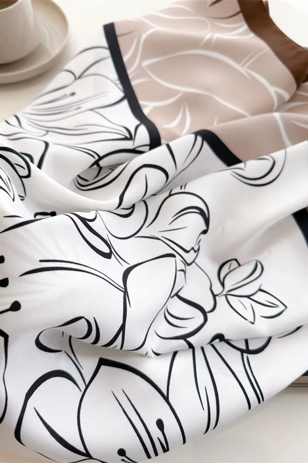 Apaszka w stonowanych kolorach beżu, brązu i bieli, z czarnym konturem | KAMEA | Spironik.pl