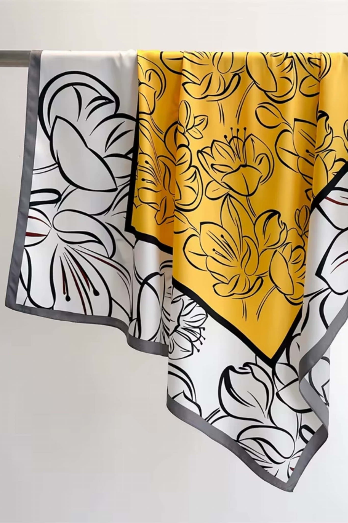 Detal apaszki z lekkiego poliestru, ukazujący subtelny szkic kwiatów w eleganckim stylu | KAMEA | Spironik.pl