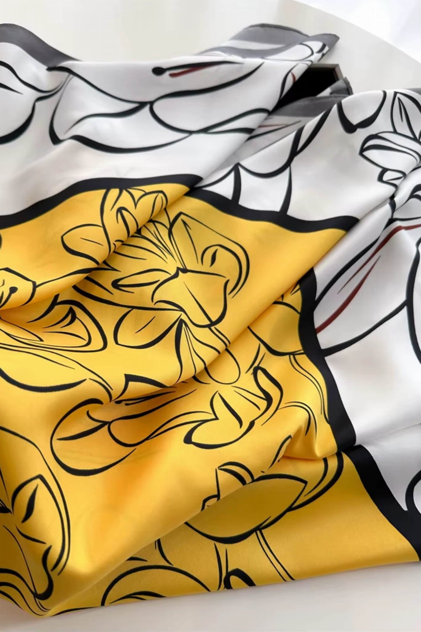 Apaszka 90x90 cm w użyciu jako ozdoba na szyi, dodająca świeżości każdej stylizacji | KAMEA | Spironik.pl