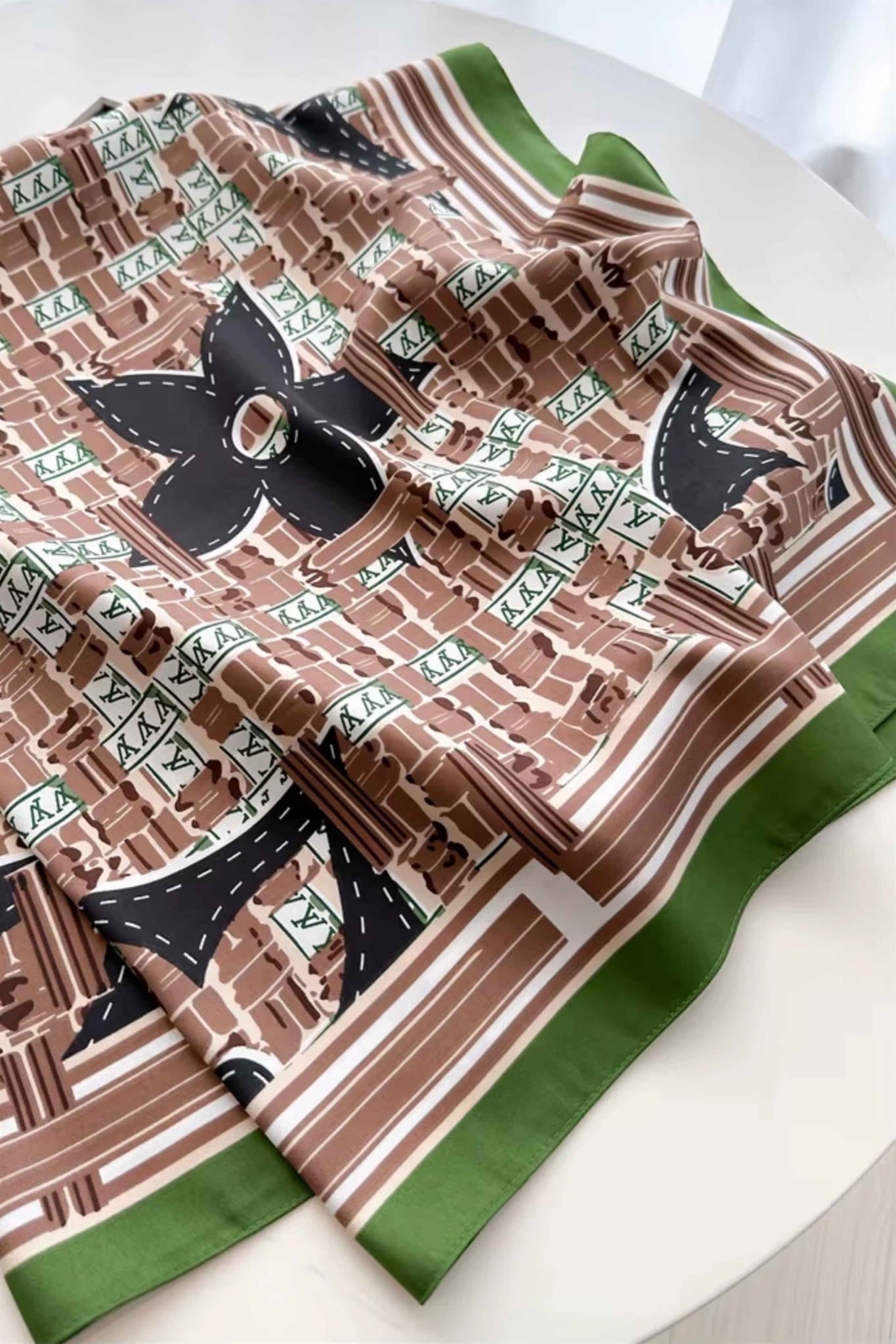 Widok apaszki z boku, prezentujący jej geometryczny wzór i elegancki charakter | KAMEA | Spironik.pl