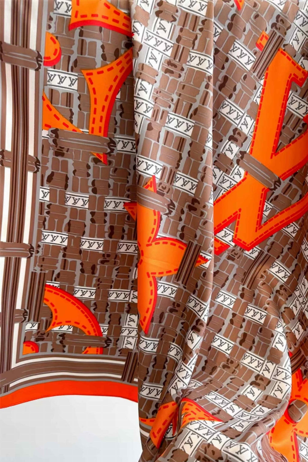 Widok z boku apaszki, prezentujący kontrastującą pomarańczową ramkę i lekką fakturę materiału | KAMEA | Spironik.pl