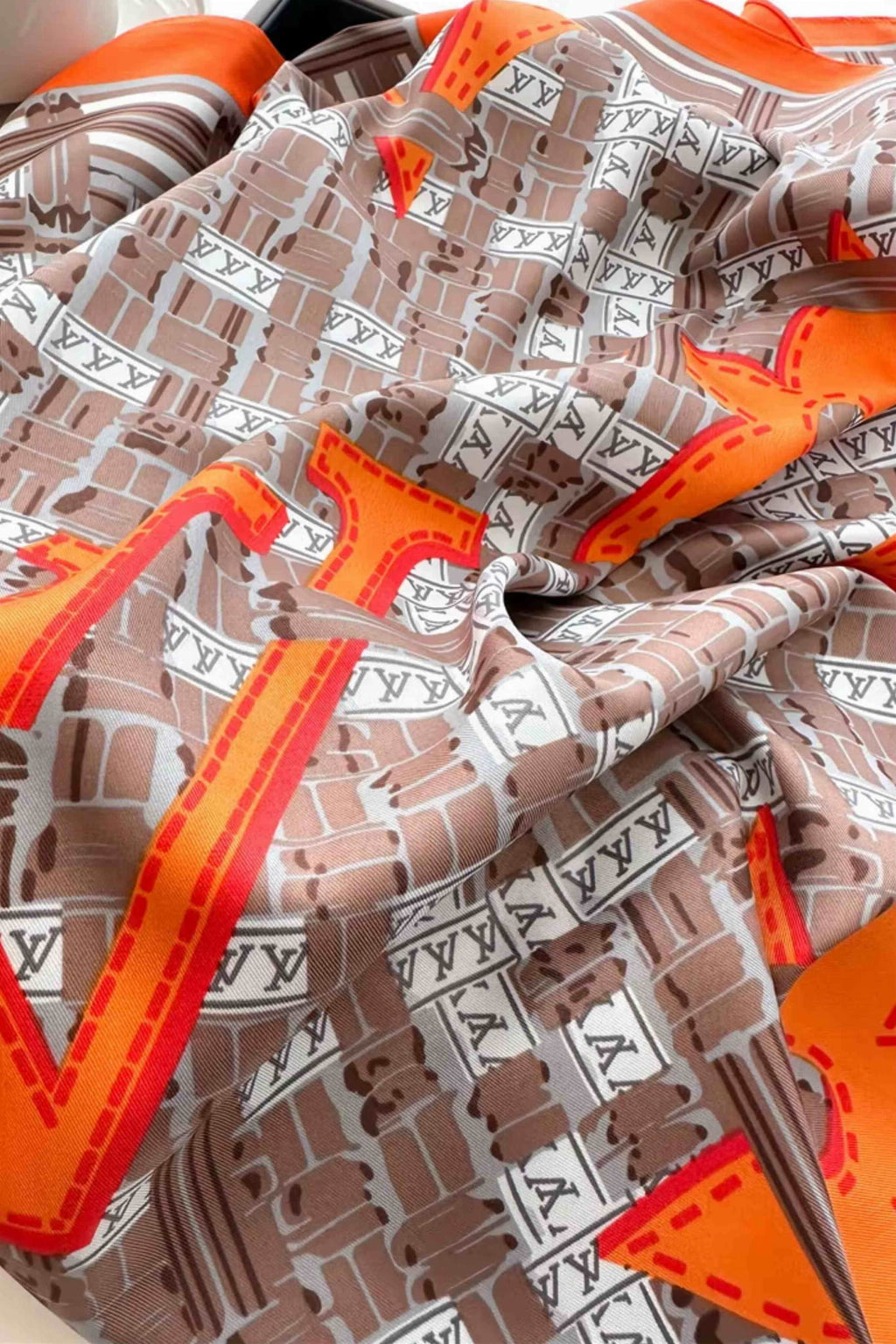 Apaszka w użyciu, noszona na szyi, podkreślająca nowoczesny i awangardowy styl | KAMEA | Spironik.pl