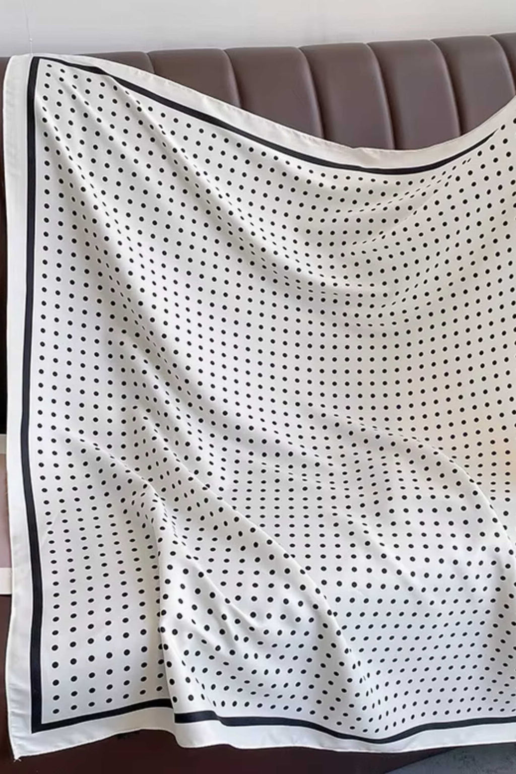 Detal apaszki z bliska, ukazujący delikatną fakturę materiału i wzór groszków | KAMEA | Spironik.pl