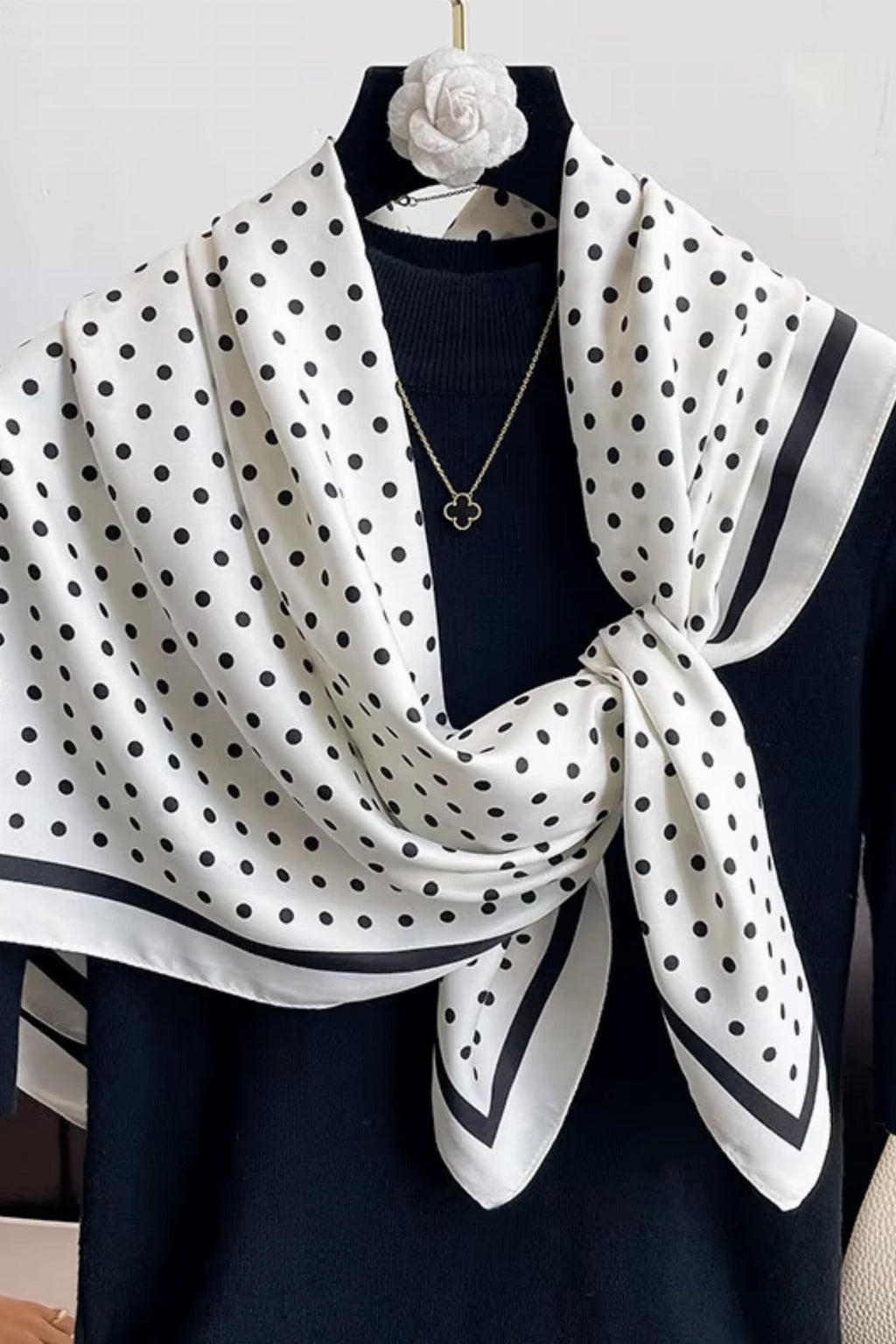 Apaszka stylizowana na retro, zawiązana na szyi, dodająca elegancji codziennej stylizacji | KAMEA | Spironik.pl