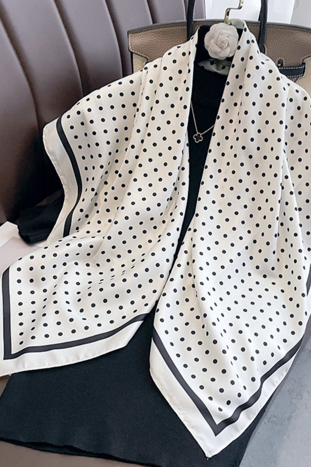 Apaszka, Model: F359-1//T38//17, Kolor: ekru, Skład materiału: 100% Poliester, Przeznaczenie: Wielosezonowe, Wymiary(długość/szerokość): 90cm/90cm