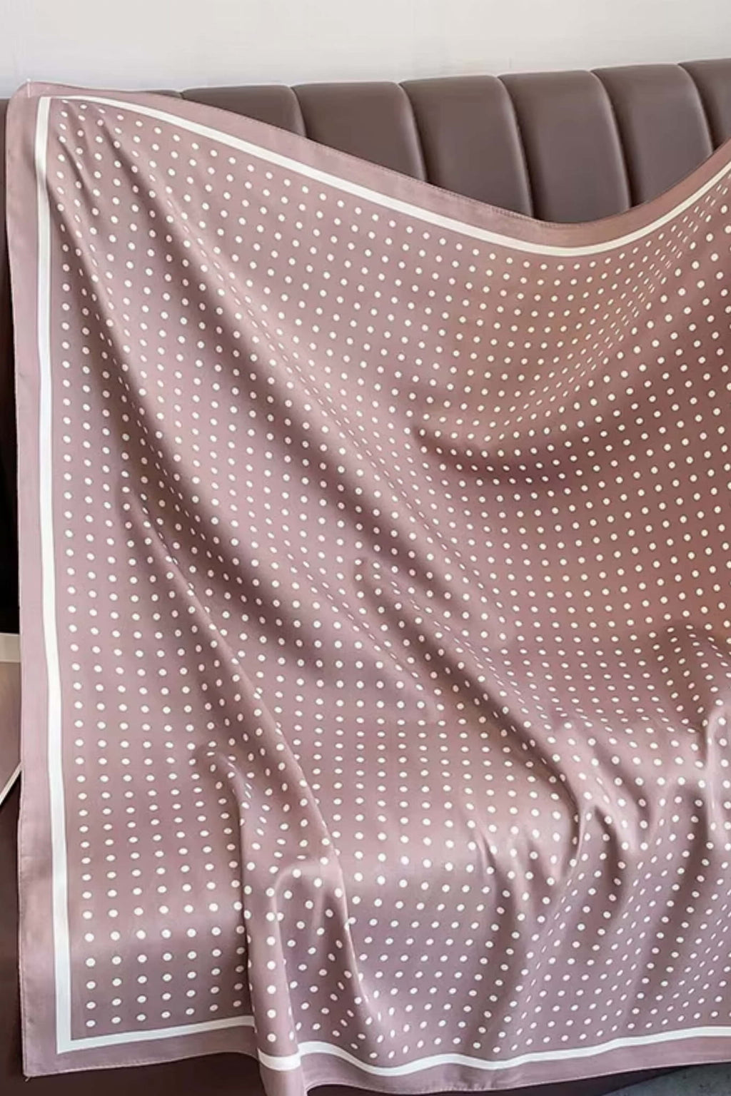 Detal apaszki w białe groszki, ukazujący subtelną fakturę materiału imitującego jedwab | KAMEA | Spironik.pl