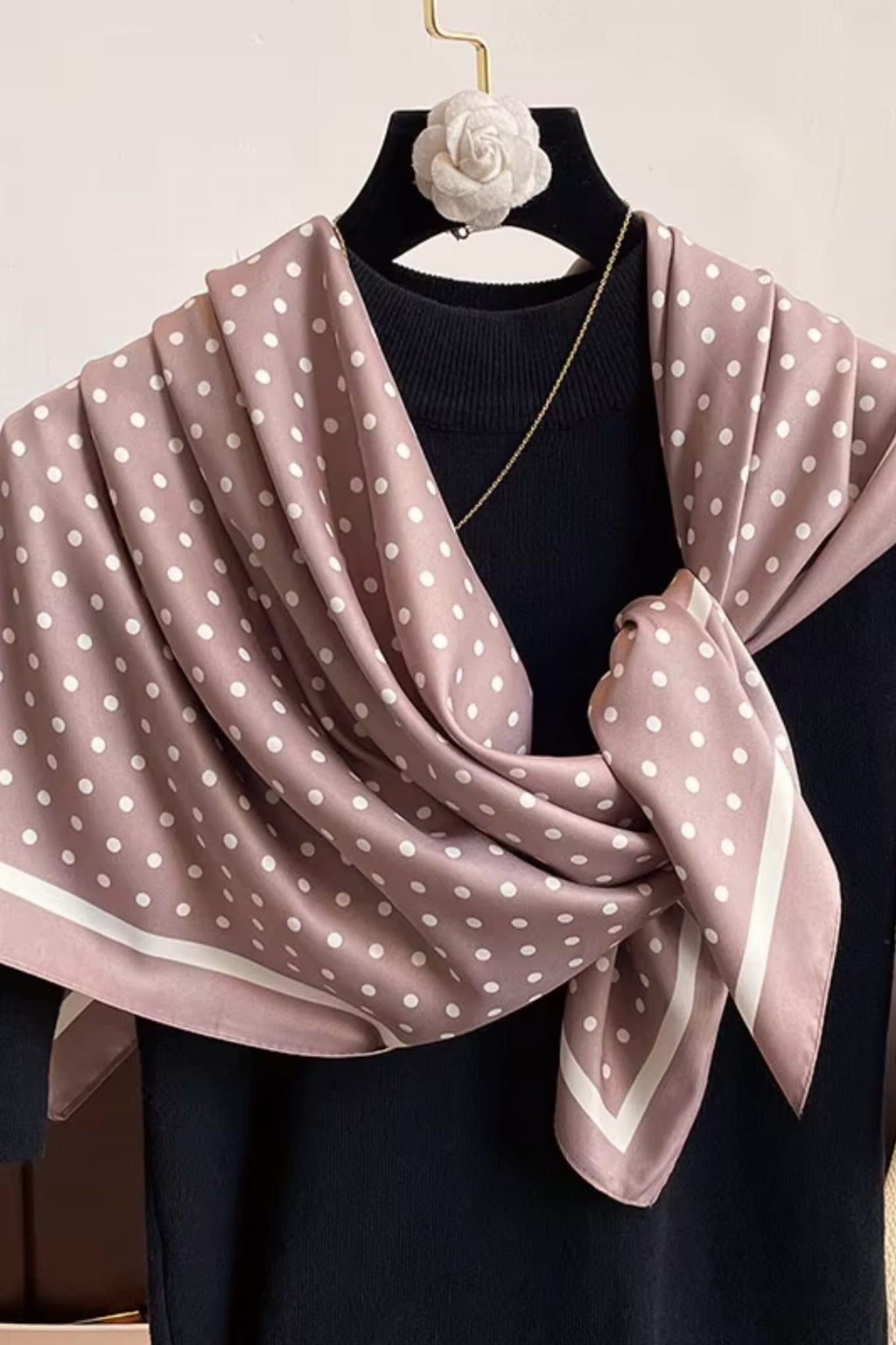 Apaszka stylizowana na retro, noszona jako opaska na włosy, podkreślająca elegancję | KAMEA | Spironik.pl