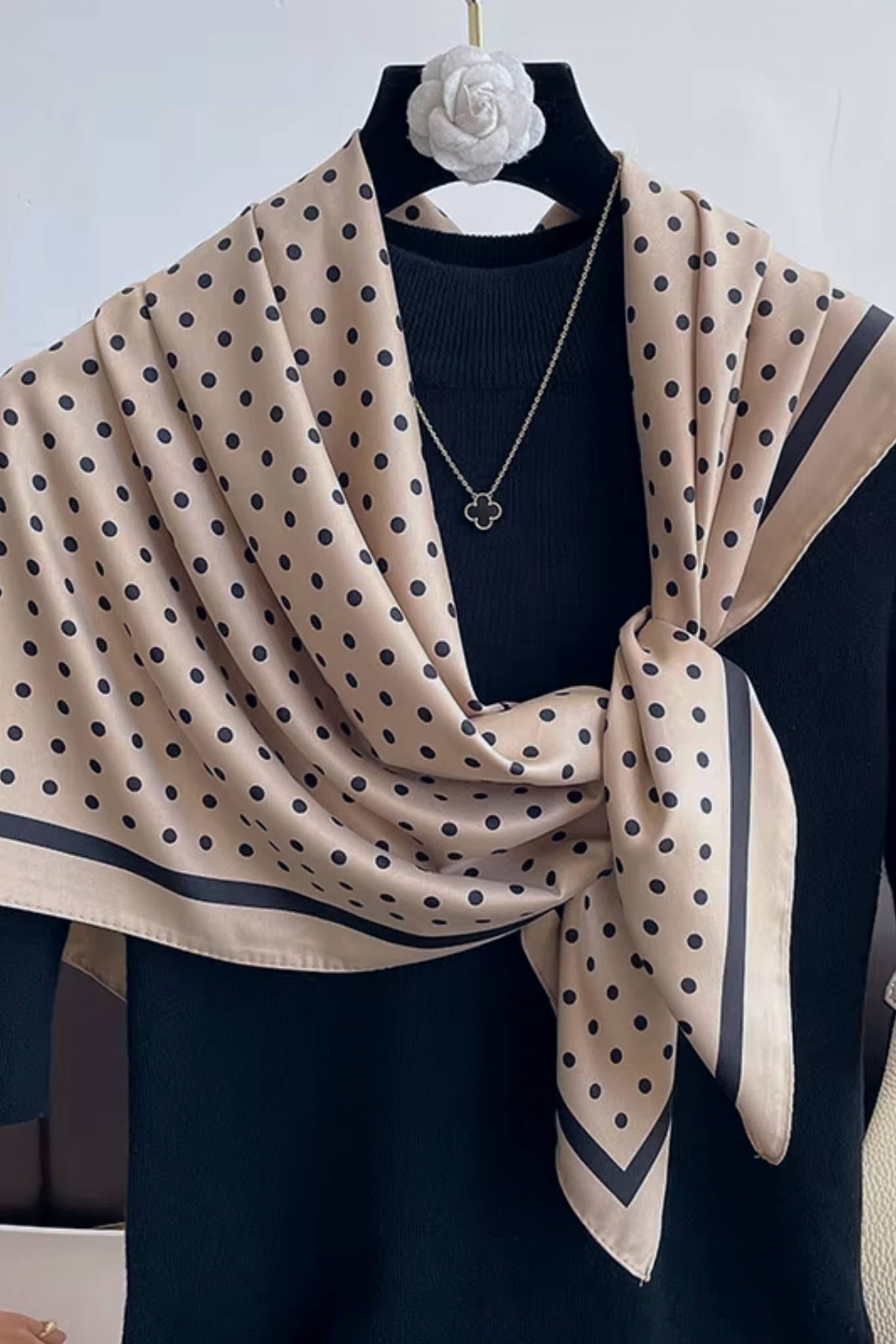 Apaszka w stylu retro, noszona na szyi, dodająca elegancji codziennym stylizacjom | KAMEA | Spironik.pl