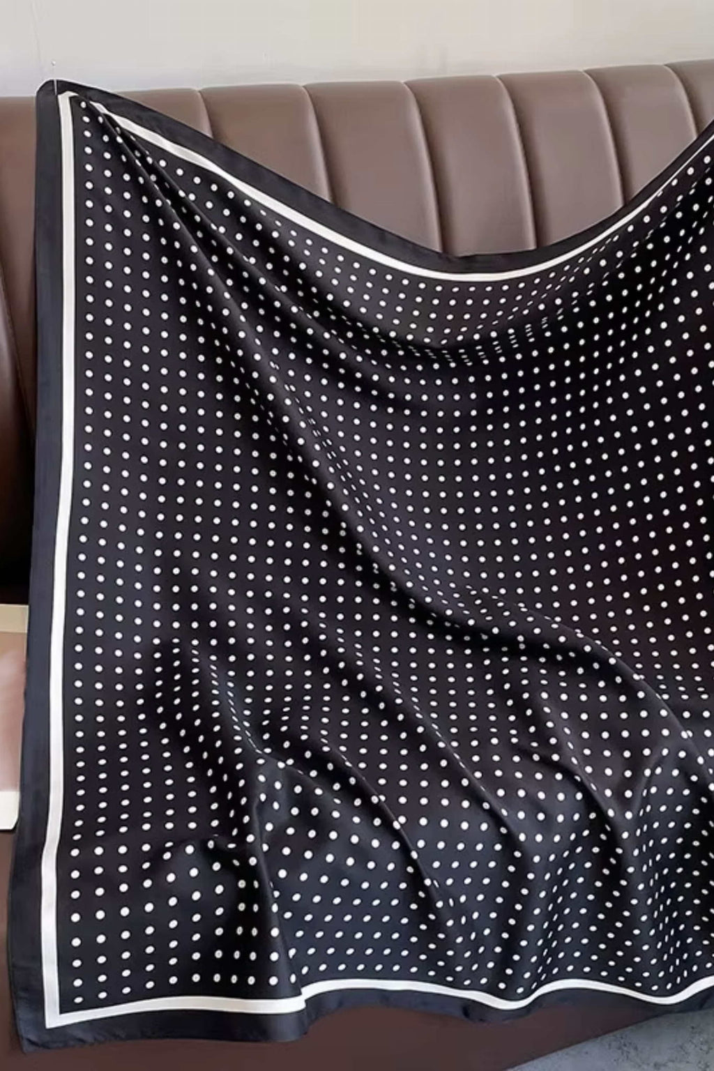 Detal apaszki w groszki, ukazujący lejącą fakturę materiału i elegancki połysk | KAMEA | Spironik.pl