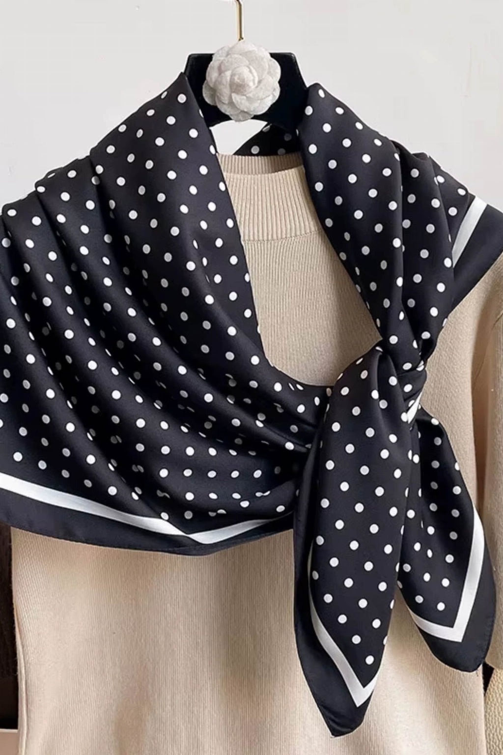 Apaszka w stylu vintage noszona na szyi, idealna do minimalistycznych i eleganckich stylizacji | KAMEA | Spironik.pl