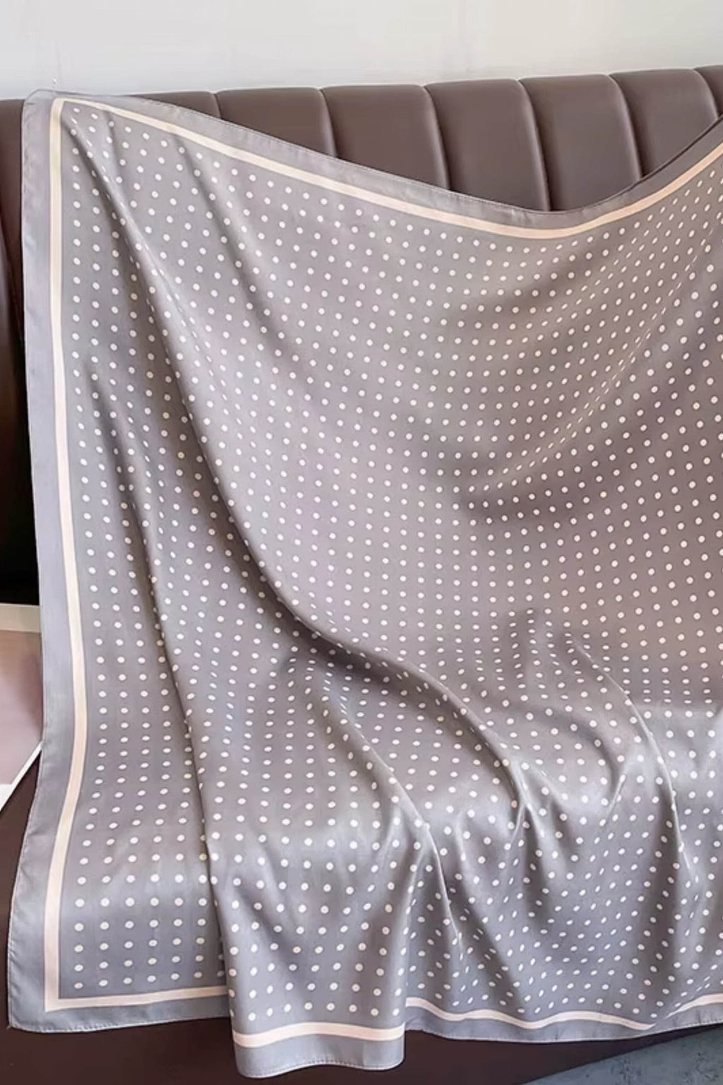 Apaszka w stylu retro, z kremowymi groszkami, doskonała jako dodatek do torebki lub na szyję | KAMEA | Spironik.pl