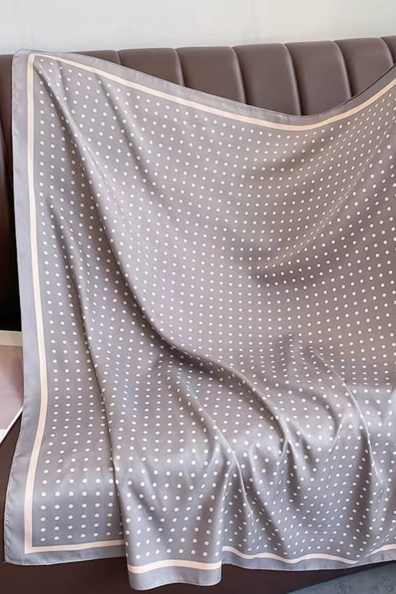 Apaszka w stylu retro, z kremowymi groszkami, doskonała jako dodatek do torebki lub na szyję | KAMEA | Spironik.pl