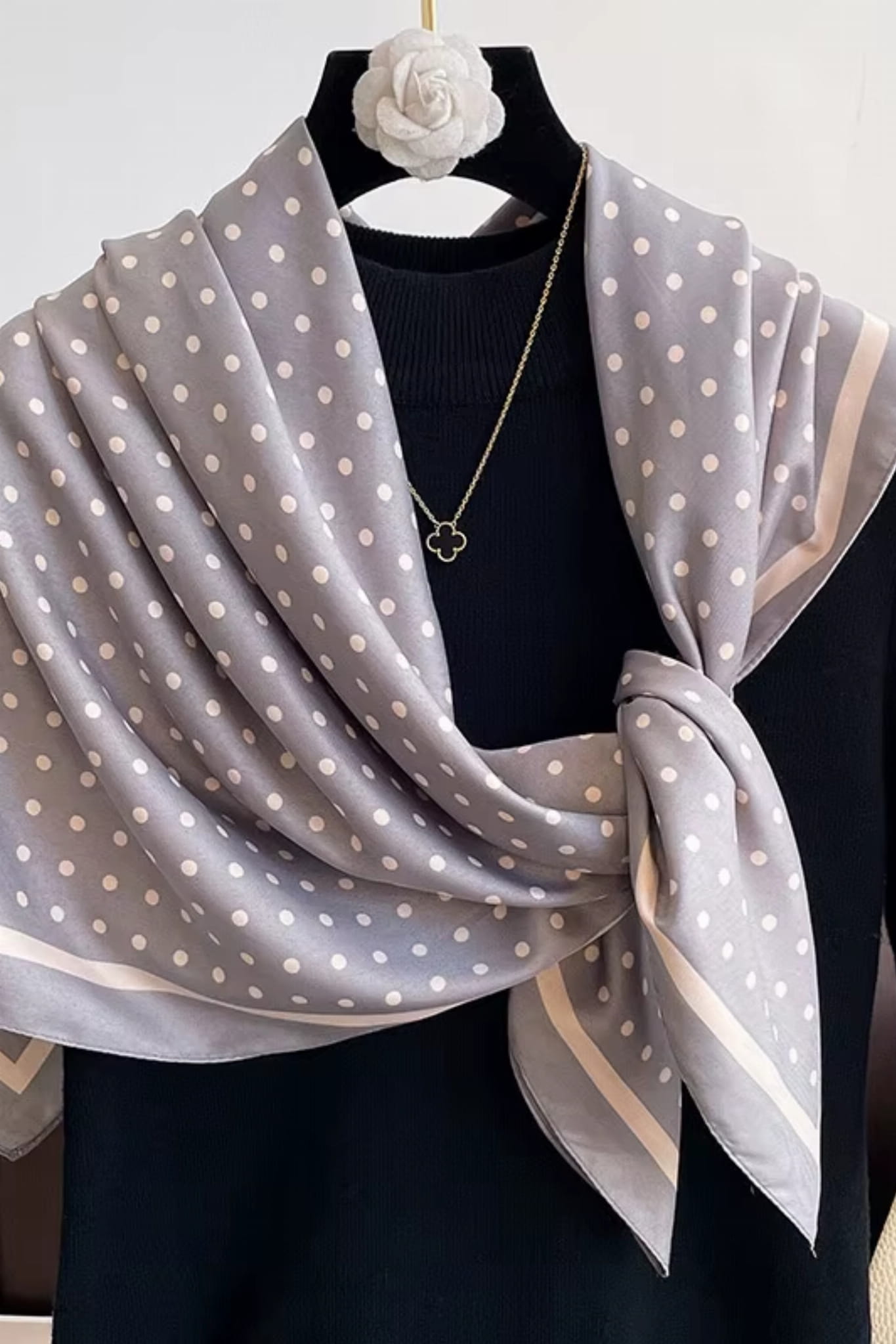 Wymiary apaszki 90x90 cm, wykonana w Polsce z 100% poliesteru, łatwa do wiązania i pielęgnacji | KAMEA | Spironik.pl