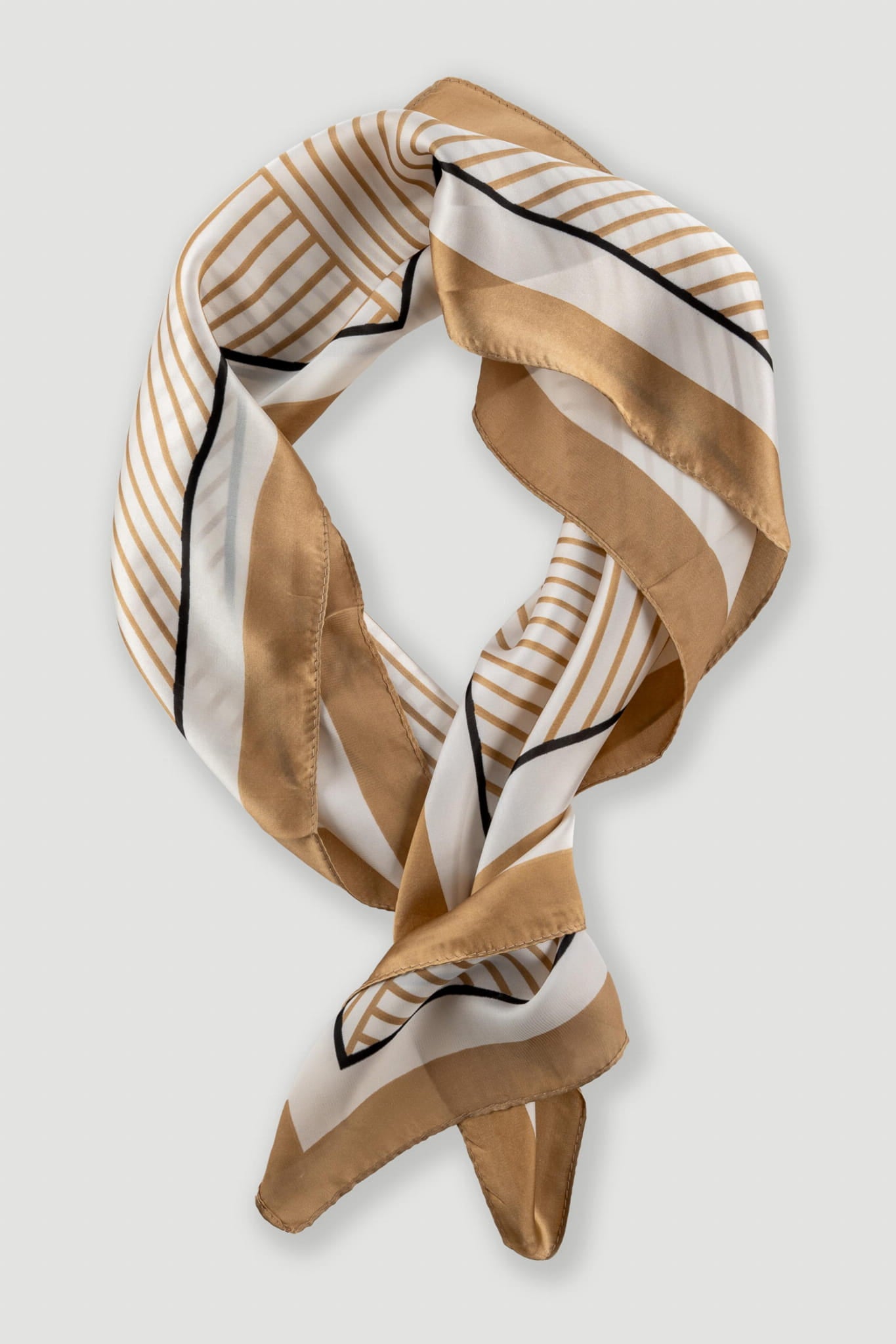 Zbliżenie na fakturę materiału apaszki, podkreślające jej miękkość i delikatność | KAMEA | Spironik.pl