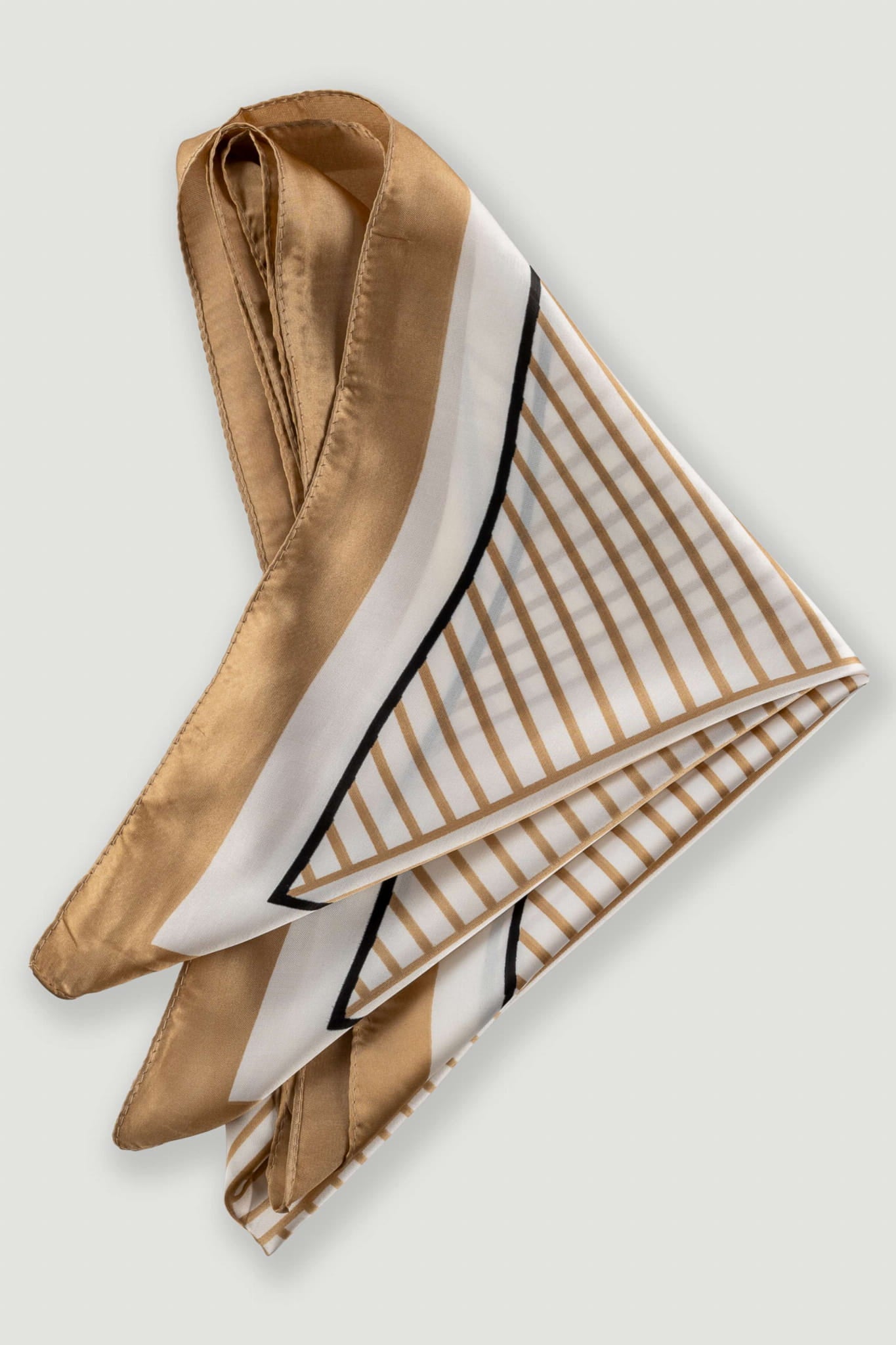 Widok apaszki z boku, ukazujący subtelny połysk materiału i geometryczny wzór | KAMEA | Spironik.pl