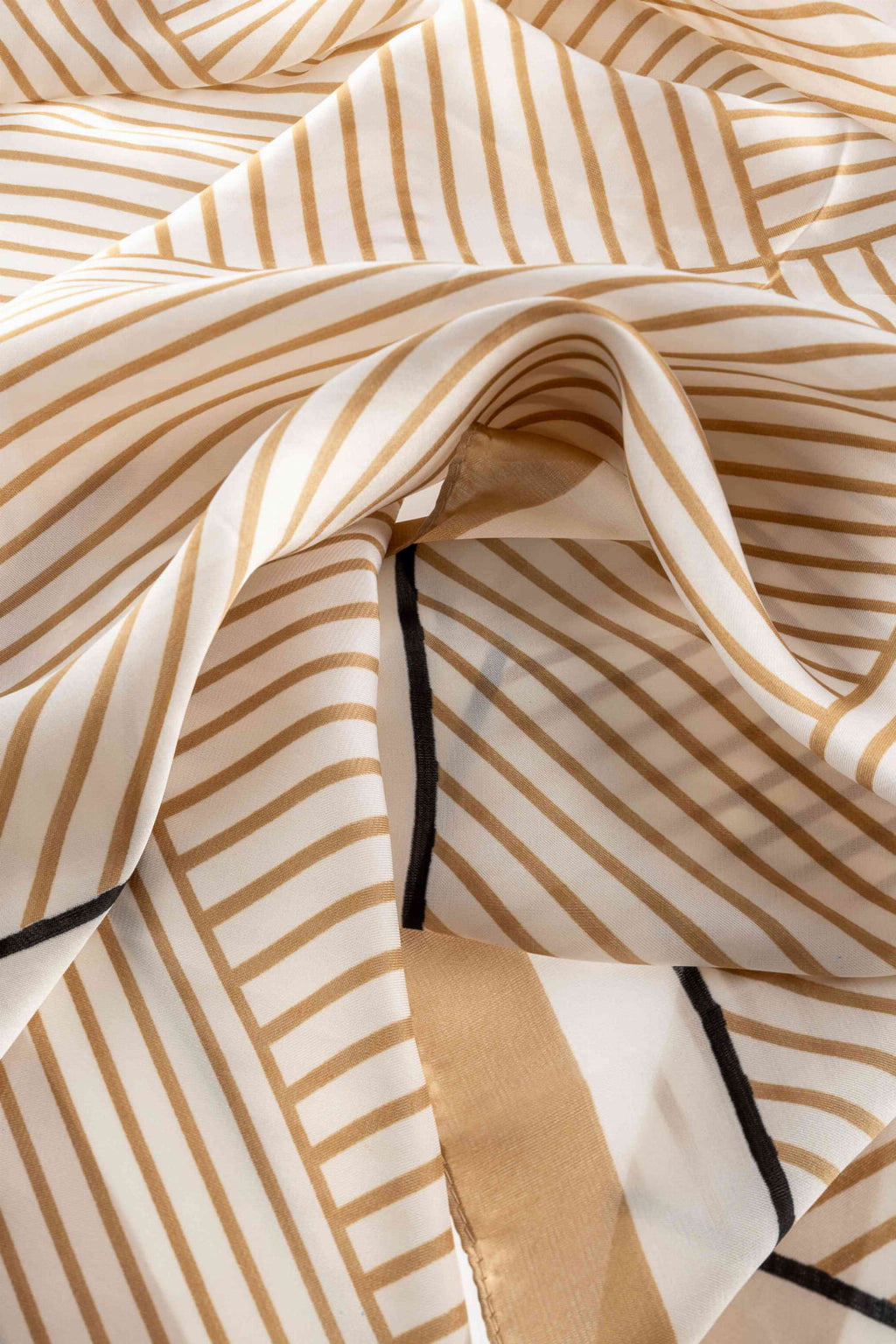 Apaszka 70x70 cm włożona na torebkę, dodająca stylowego akcentu do całej stylizacji | KAMEA | Spironik.pl