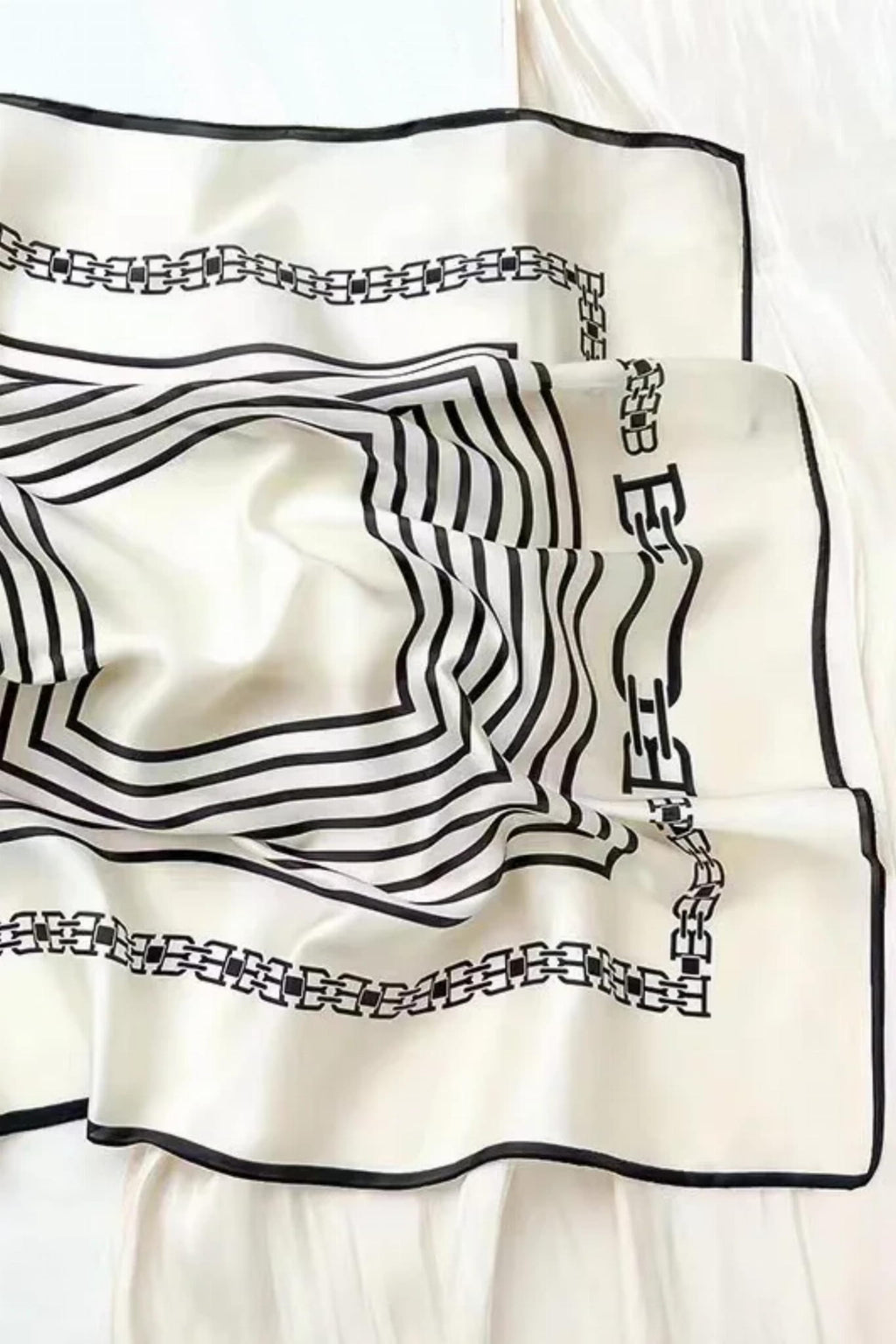 Detal apaszki z poliestru imitującego jedwab, ukazujący koncentryczne czarne linie | KAMEA | Spironik.pl