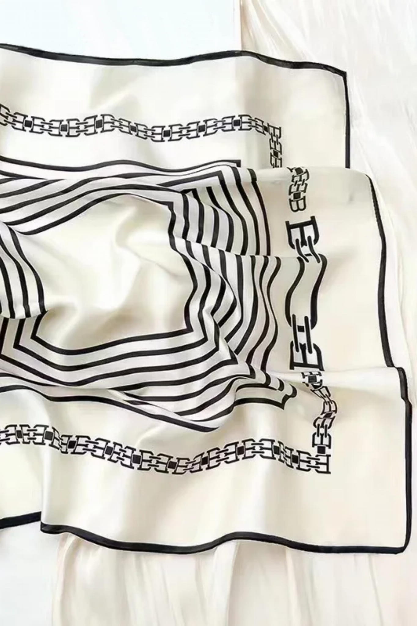 Detal apaszki z poliestru imitującego jedwab, ukazujący koncentryczne czarne linie | KAMEA | Spironik.pl