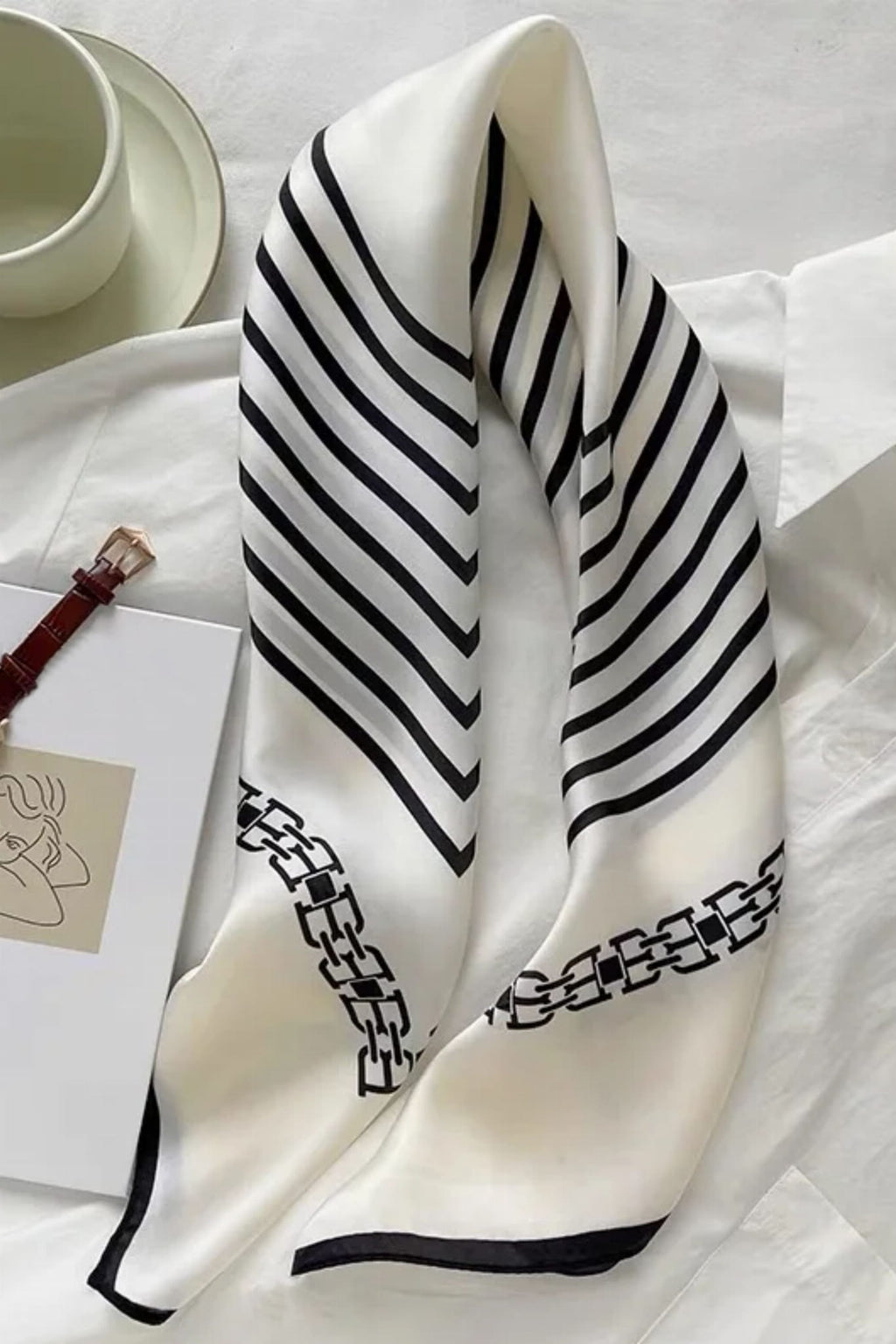 Apaszka w użyciu, stylowo zawiązana na szyi, dodająca elegancji codziennej stylizacji | KAMEA | Spironik.pl