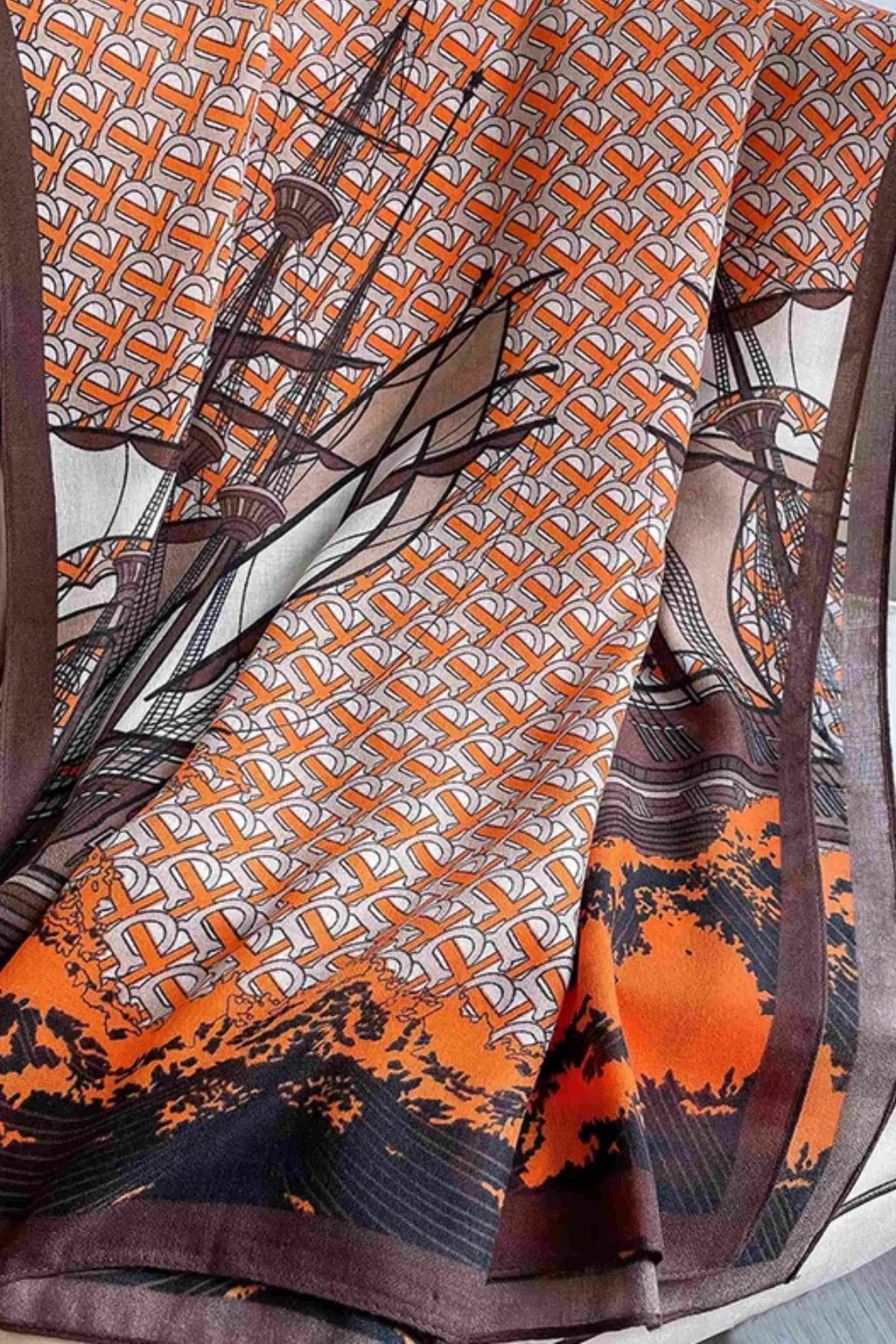 Apaszka, Model: F347-1//T35//14, Kolor: pomarańczowy, Skład materiału: 100% Poliester, Przeznaczenie: Wielosezonowe, Wymiary(długość/szerokość): 90cm/90cm (Apaszka, zdjęcie 3)