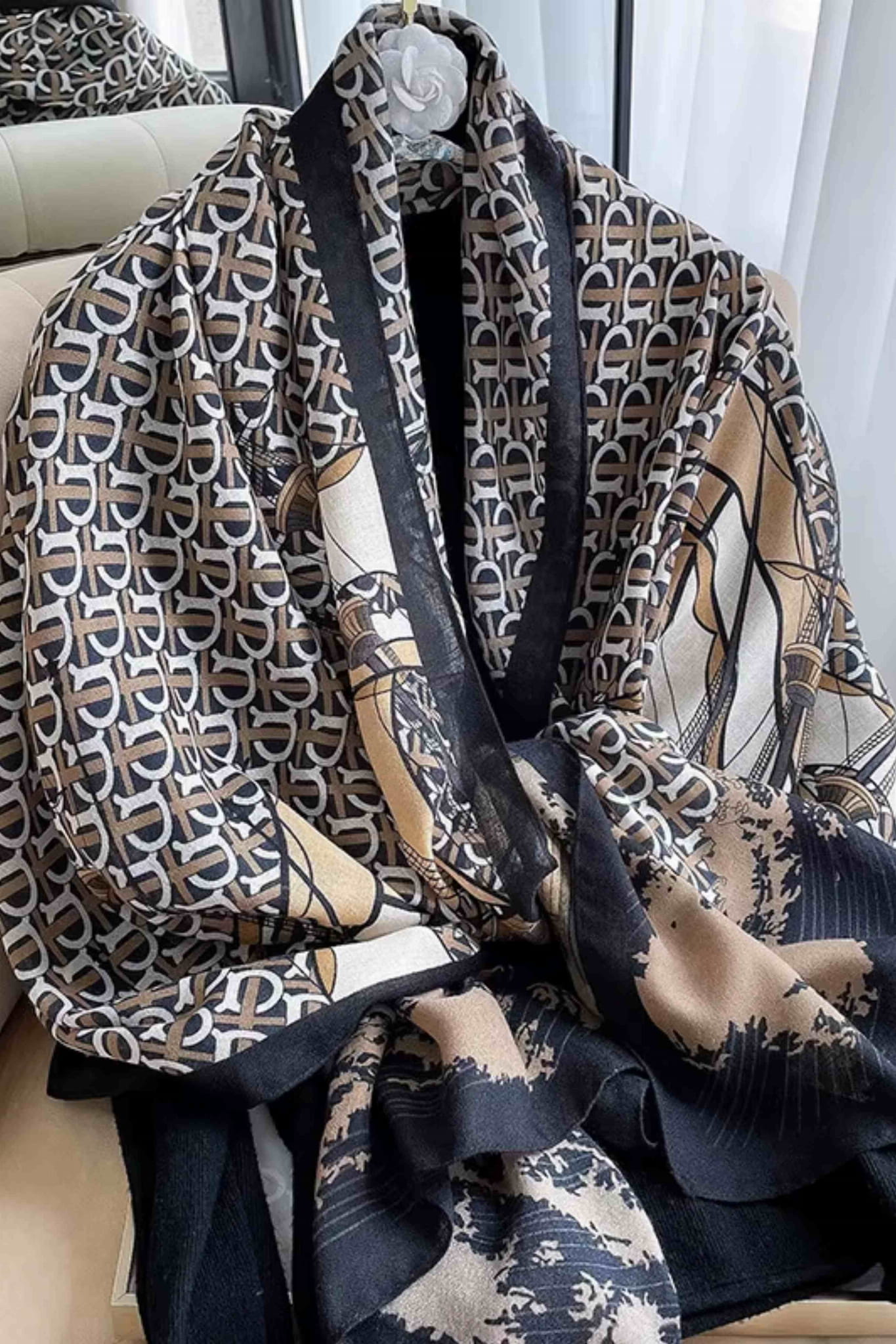 Apaszka, Model: F347-2//T35//14, Kolor: beżowy, Skład materiału: 100% Poliester, Przeznaczenie: Wielosezonowe, Wymiary(długość/szerokość): 90cm/90cm (Apaszka, zdjęcie 5)