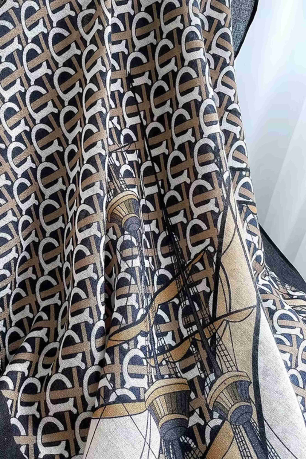 Apaszka, Model: F347-2//T35//14, Kolor: beżowy, Skład materiału: 100% Poliester, Przeznaczenie: Wielosezonowe, Wymiary(długość/szerokość): 90cm/90cm (Apaszka, zdjęcie 4)