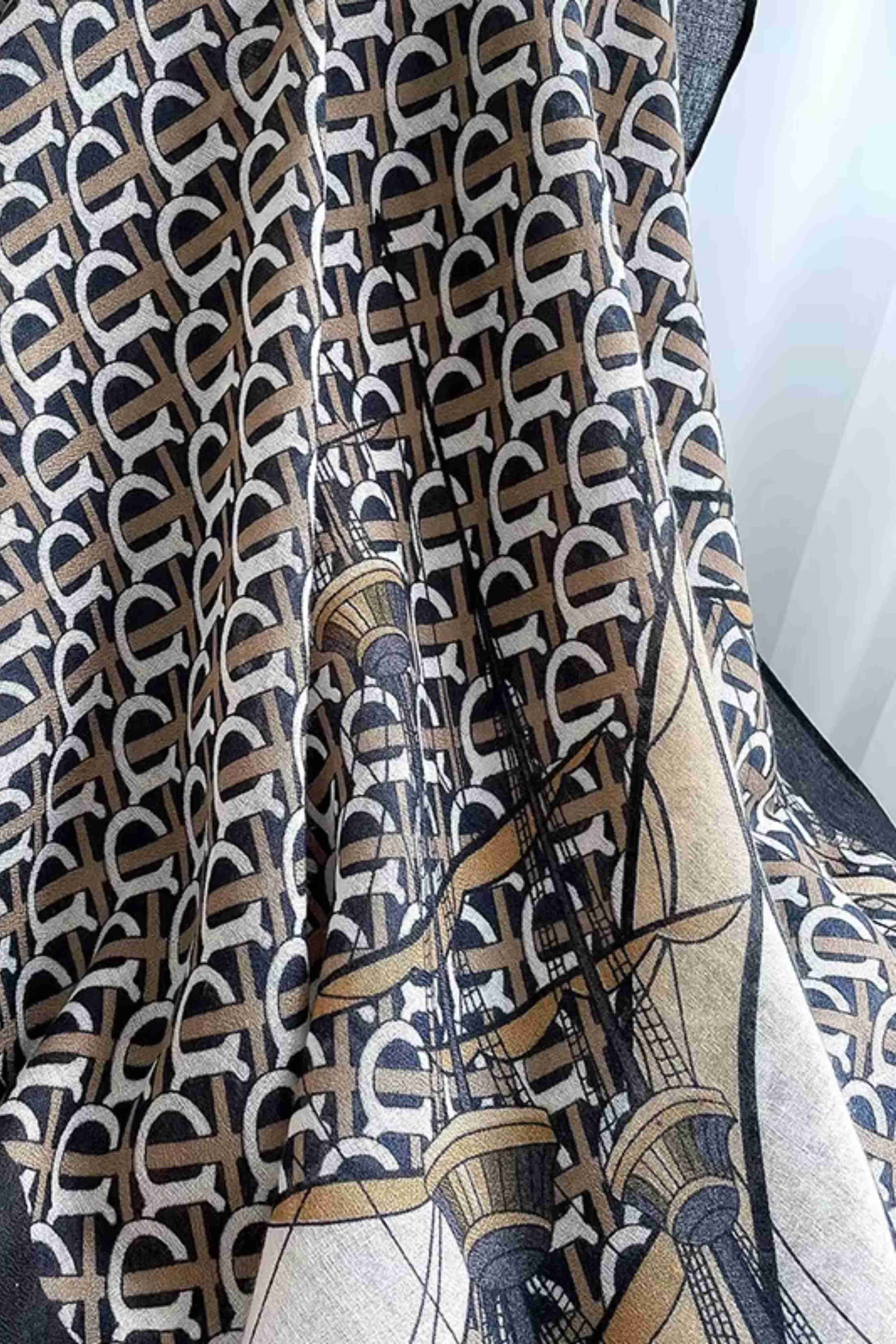 Apaszka, Model: F347-2//T35//14, Kolor: beżowy, Skład materiału: 100% Poliester, Przeznaczenie: Wielosezonowe, Wymiary(długość/szerokość): 90cm/90cm (Apaszka, zdjęcie 4)