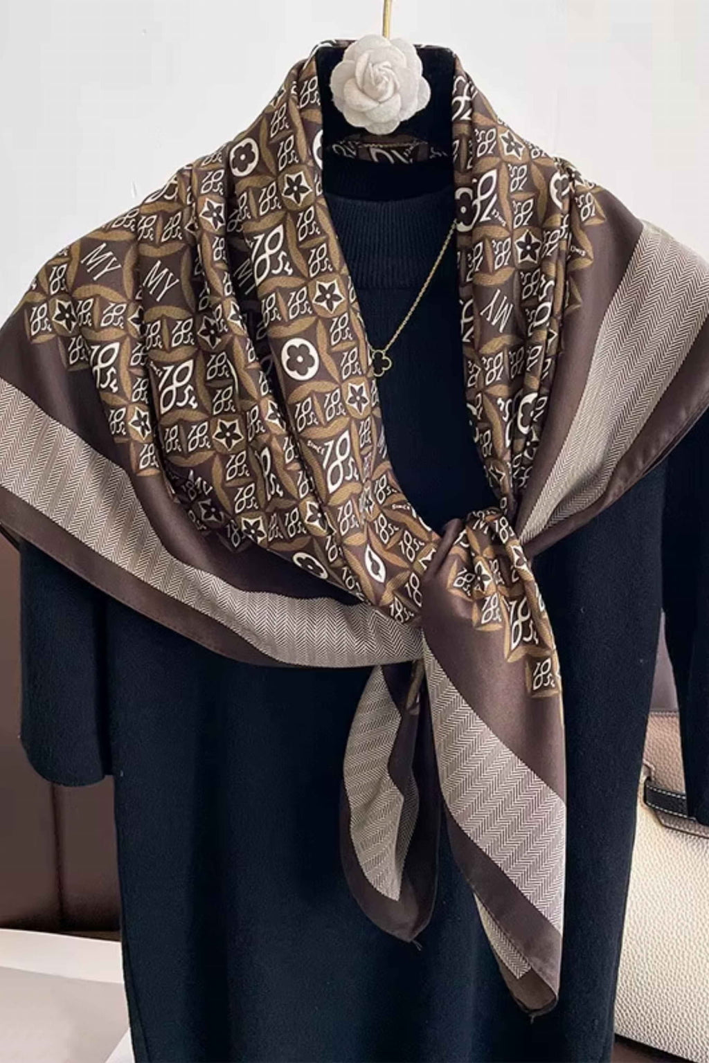 Apaszka, Model: F344-1//T35//14, Kolor: ciemny brązowy, Skład materiału: 100% Poliester, Przeznaczenie: Wielosezonowe, Wymiary(długość/szerokość): 90cm/90cm (Apaszka, zdjęcie 3)