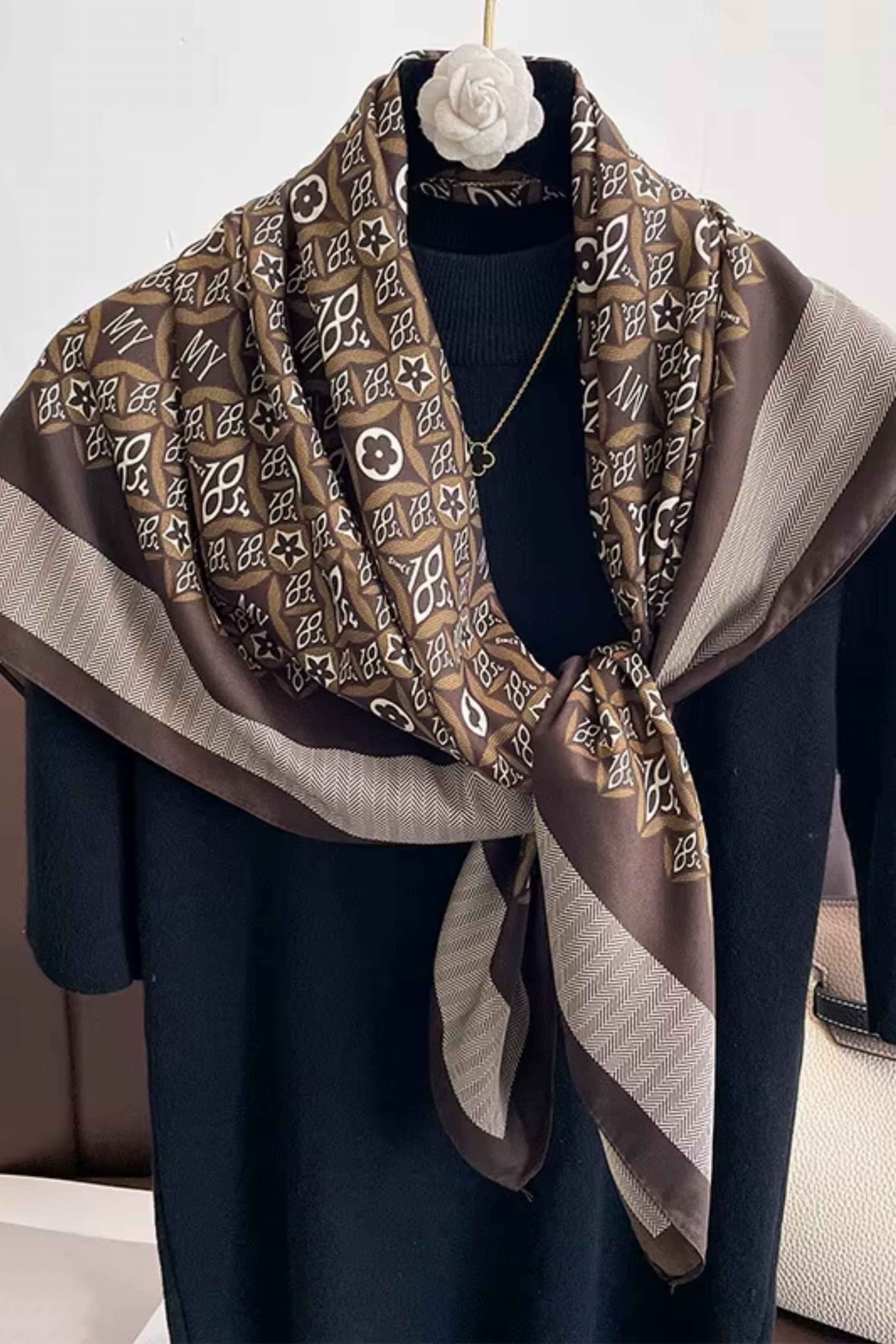 Apaszka, Model: F344-1//T35//14, Kolor: ciemny brązowy, Skład materiału: 100% Poliester, Przeznaczenie: Wielosezonowe, Wymiary(długość/szerokość): 90cm/90cm (Apaszka, zdjęcie 3)