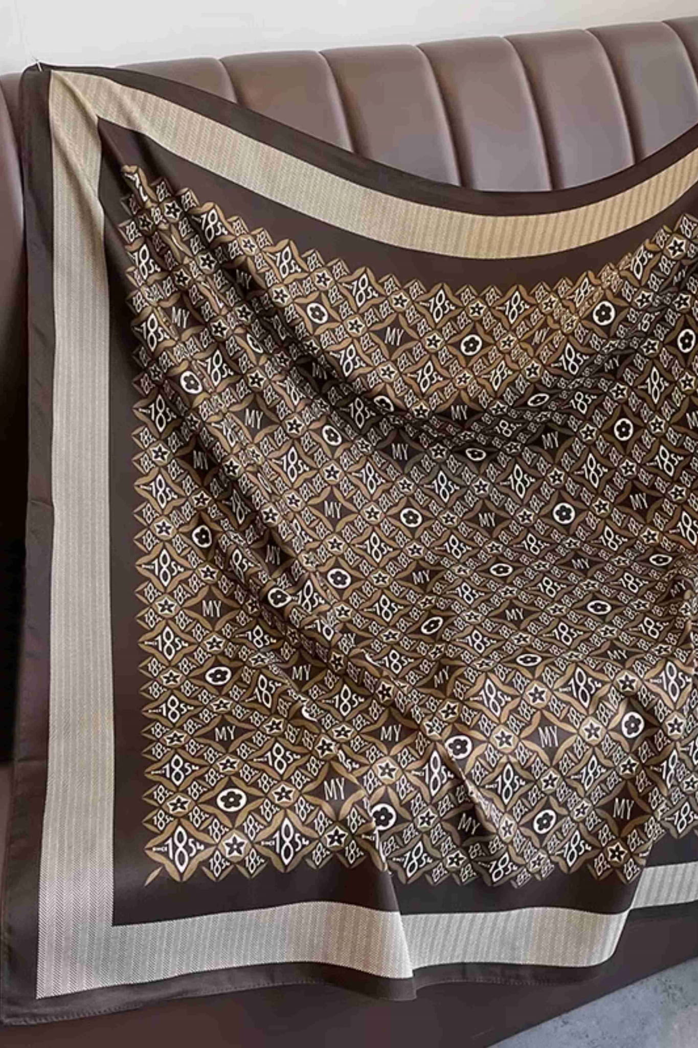 Apaszka, Model: F344-1//T35//14, Kolor: ciemny brązowy, Skład materiału: 100% Poliester, Przeznaczenie: Wielosezonowe, Wymiary(długość/szerokość): 90cm/90cm (Apaszka, zdjęcie 2)