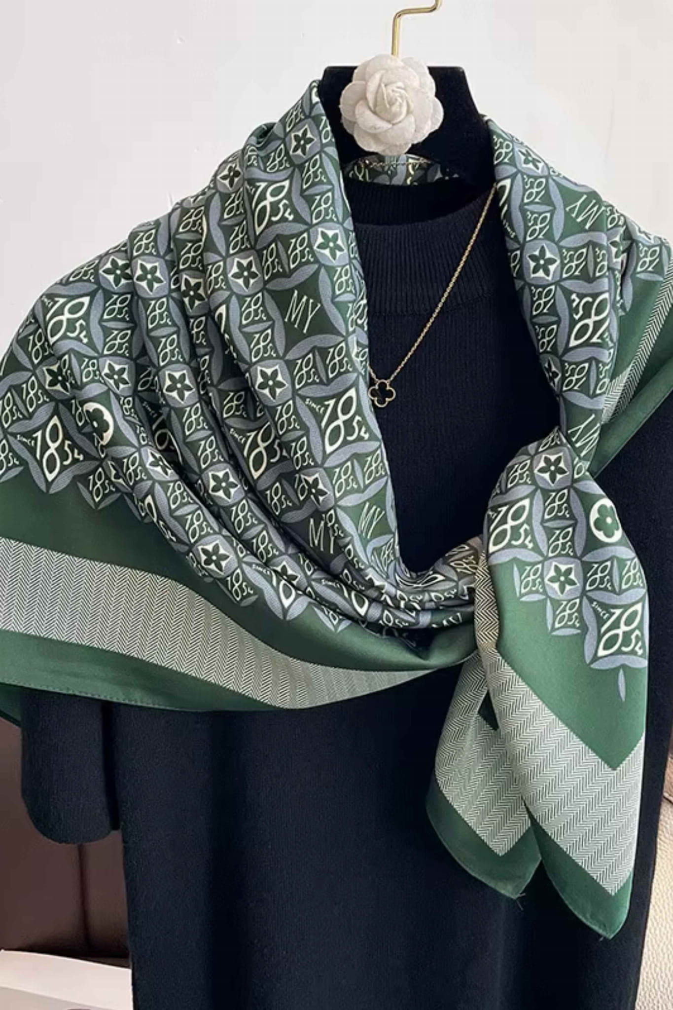 Apaszka, Model: F344-2//T35//14, Kolor: ciemny zielony, Skład materiału: 100% Poliester, Przeznaczenie: Wielosezonowe, Wymiary(długość/szerokość): 90cm/90cm (Apaszka, zdjęcie 4)