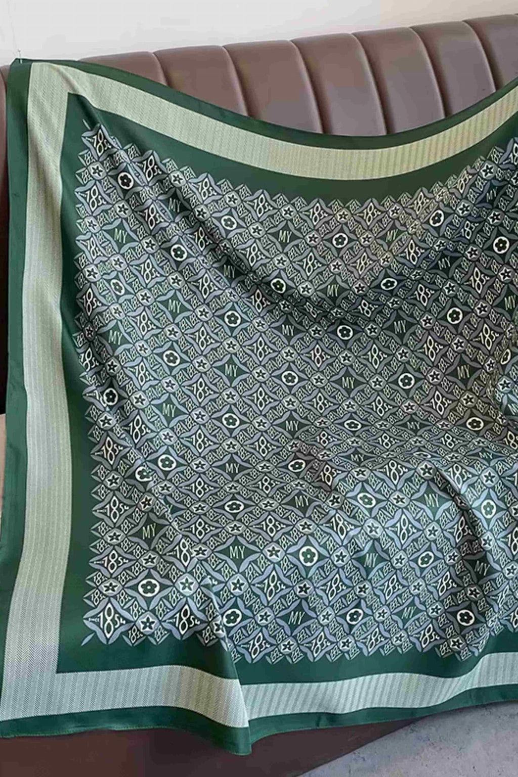 Apaszka, Model: F344-2//T35//14, Kolor: ciemny zielony, Skład materiału: 100% Poliester, Przeznaczenie: Wielosezonowe, Wymiary(długość/szerokość): 90cm/90cm (Apaszka, zdjęcie 3)