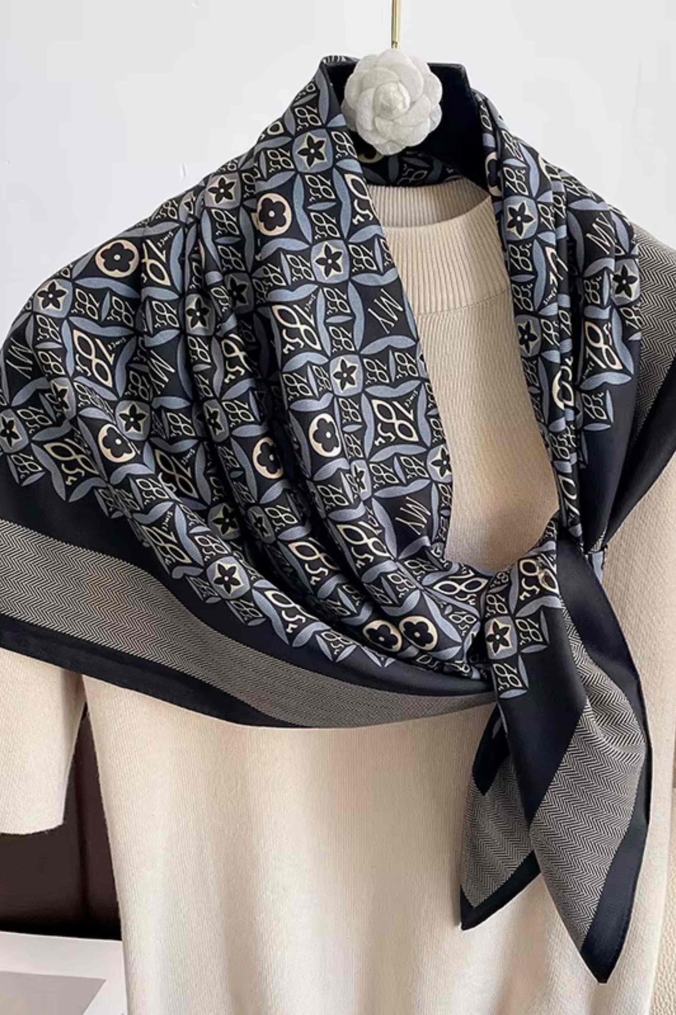 Apaszka, Model: F344-3//T35//14, Kolor: czarny, Skład materiału: 100% Poliester, Przeznaczenie: Wielosezonowe, Wymiary(długość/szerokość): 90cm/90cm (Apaszka, zdjęcie 3)