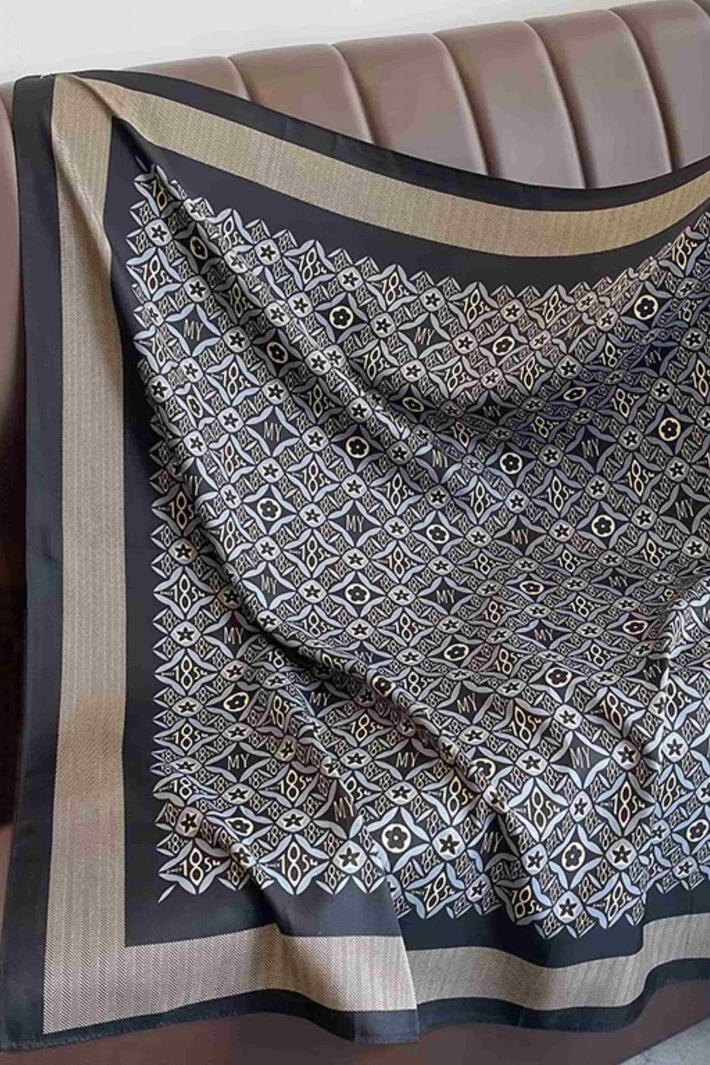 Apaszka, Model: F344-3//T35//14, Kolor: czarny, Skład materiału: 100% Poliester, Przeznaczenie: Wielosezonowe, Wymiary(długość/szerokość): 90cm/90cm (Apaszka, zdjęcie 2)