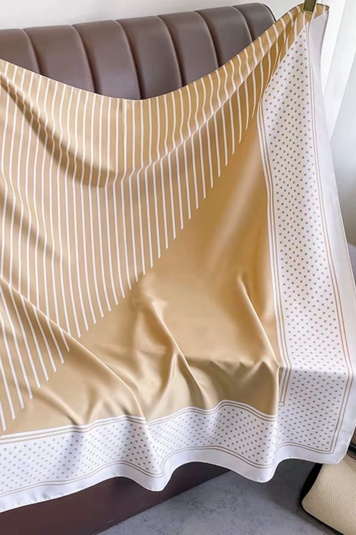 Apaszka, Model: F338-1//T35//14, Kolor: beżowy, Skład materiału: 100% Poliester, Przeznaczenie: Wielosezonowe, Wymiary(długość/szerokość): 90cm/90cm (Apaszka, zdjęcie 2)