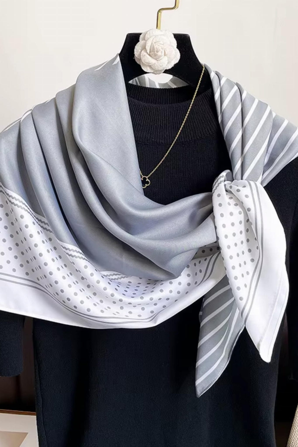 Apaszka, Model: F338-2//T35//14, Kolor: szary, Skład materiału: 100% Poliester, Przeznaczenie: Wielosezonowe, Wymiary(długość/szerokość): 90cm/90cm (Apaszka, zdjęcie 3)