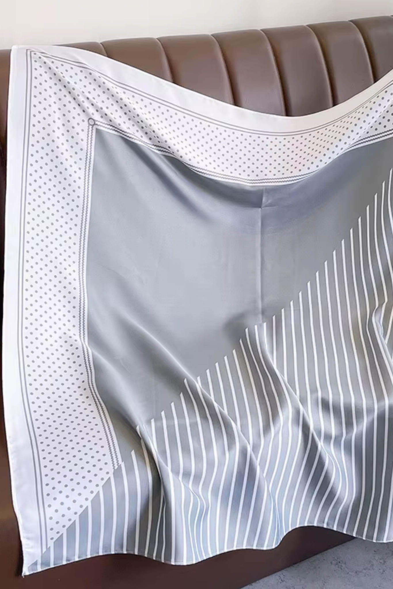 Apaszka, Model: F338-2//T35//14, Kolor: szary, Skład materiału: 100% Poliester, Przeznaczenie: Wielosezonowe, Wymiary(długość/szerokość): 90cm/90cm (Apaszka, zdjęcie 2)