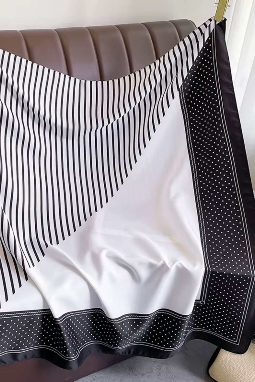 Apaszka, Model: F338-3//T35//14, Kolor: czarny, Skład materiału: 100% Poliester, Przeznaczenie: Wielosezonowe, Wymiary(długość/szerokość): 90cm/90cm (Apaszka, zdjęcie 3)