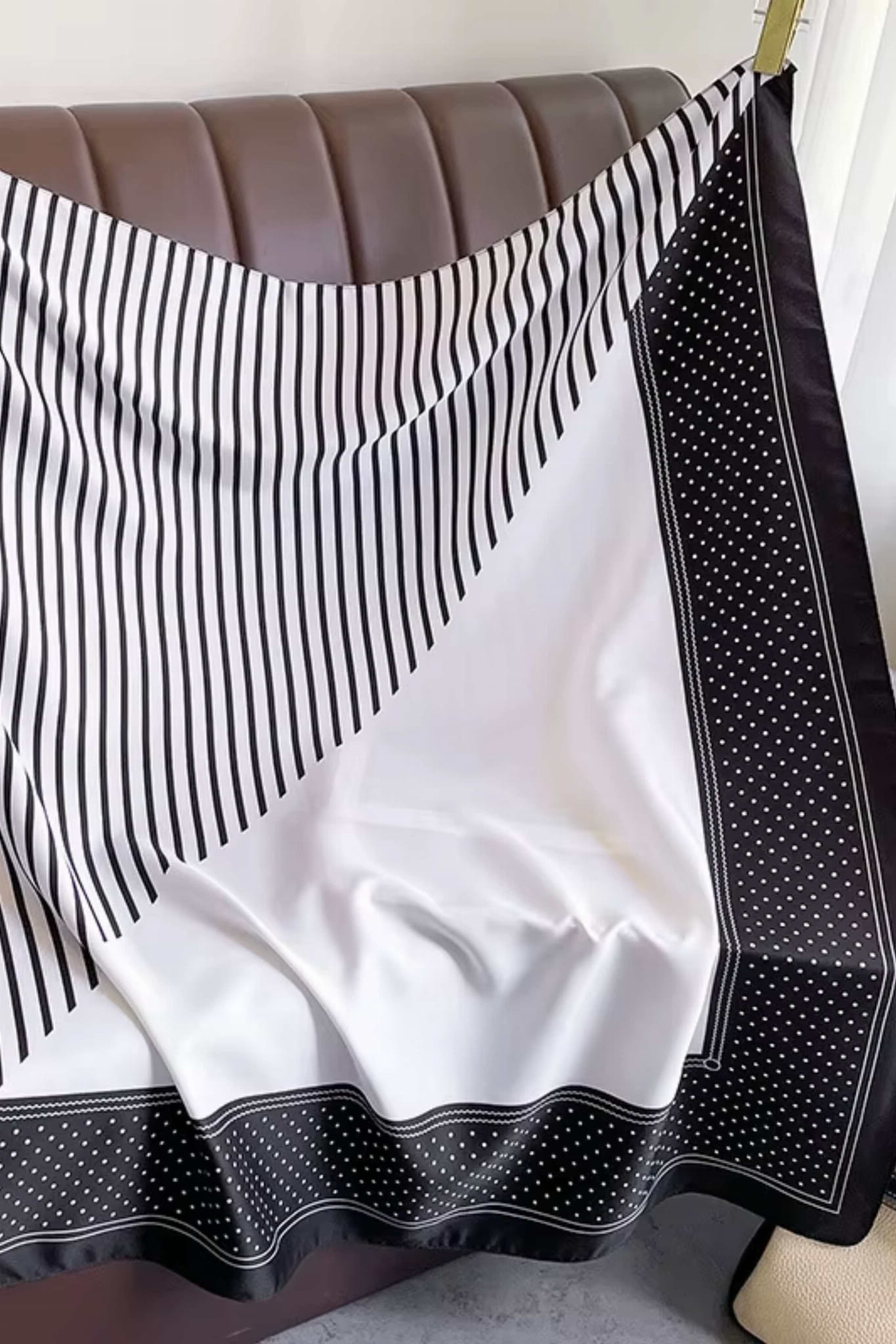 Apaszka, Model: F338-3//T35//14, Kolor: czarny, Skład materiału: 100% Poliester, Przeznaczenie: Wielosezonowe, Wymiary(długość/szerokość): 90cm/90cm (Apaszka, zdjęcie 3)