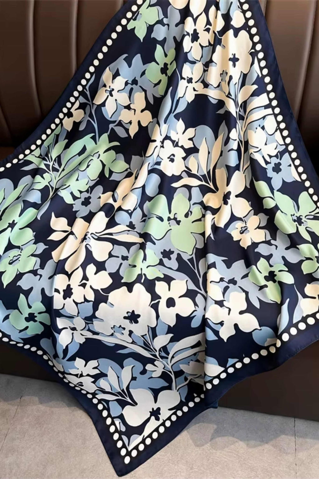 Detal apaszki „Morska Zieleń” ukazujący roślinny motyw w miętowych i błękitnych odcieniach | KAMEA | Spironik.pl