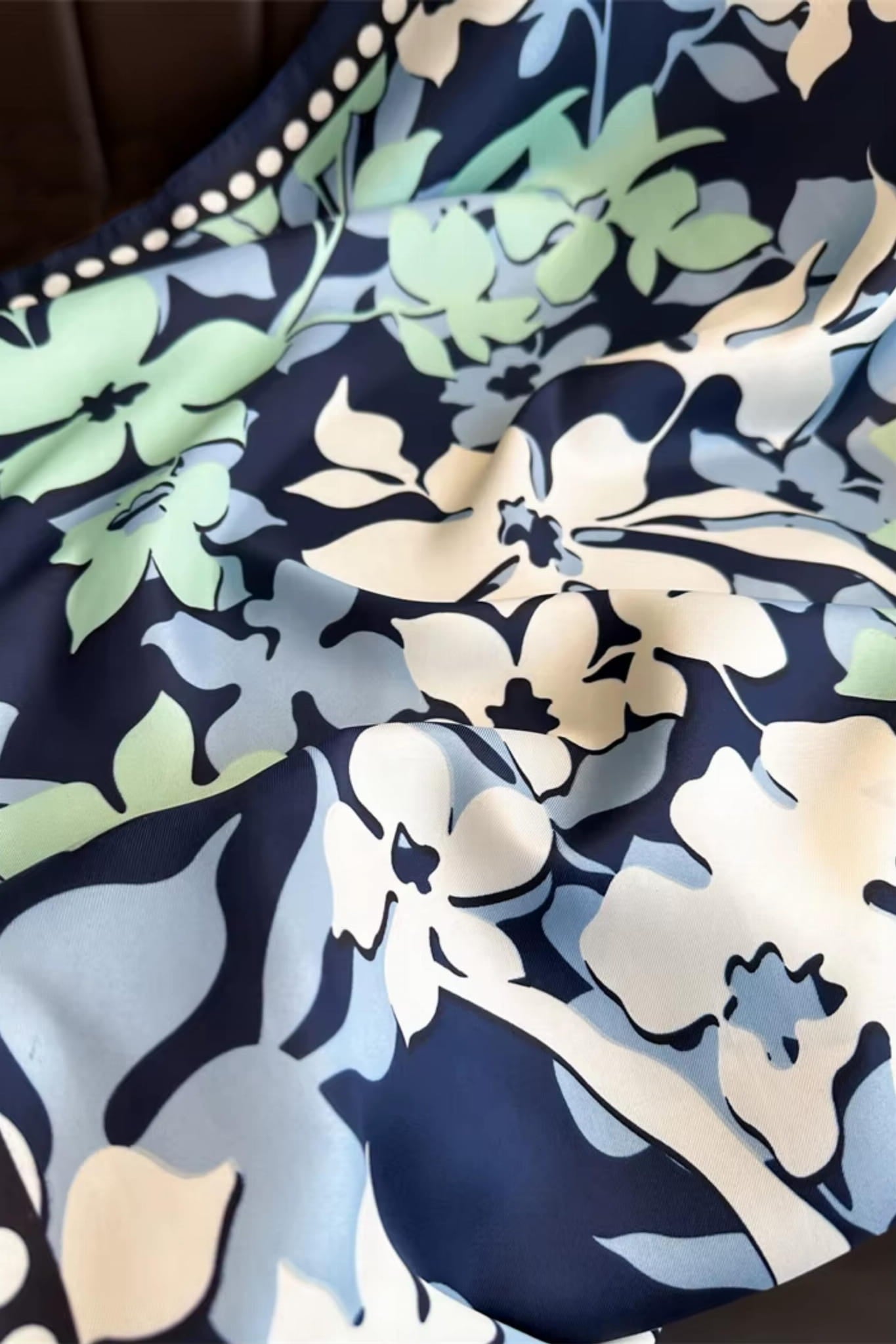 Apaszka w użyciu jako dodatek do stylizacji, noszona na szyi w eleganckim wydaniu | KAMEA | Spironik.pl