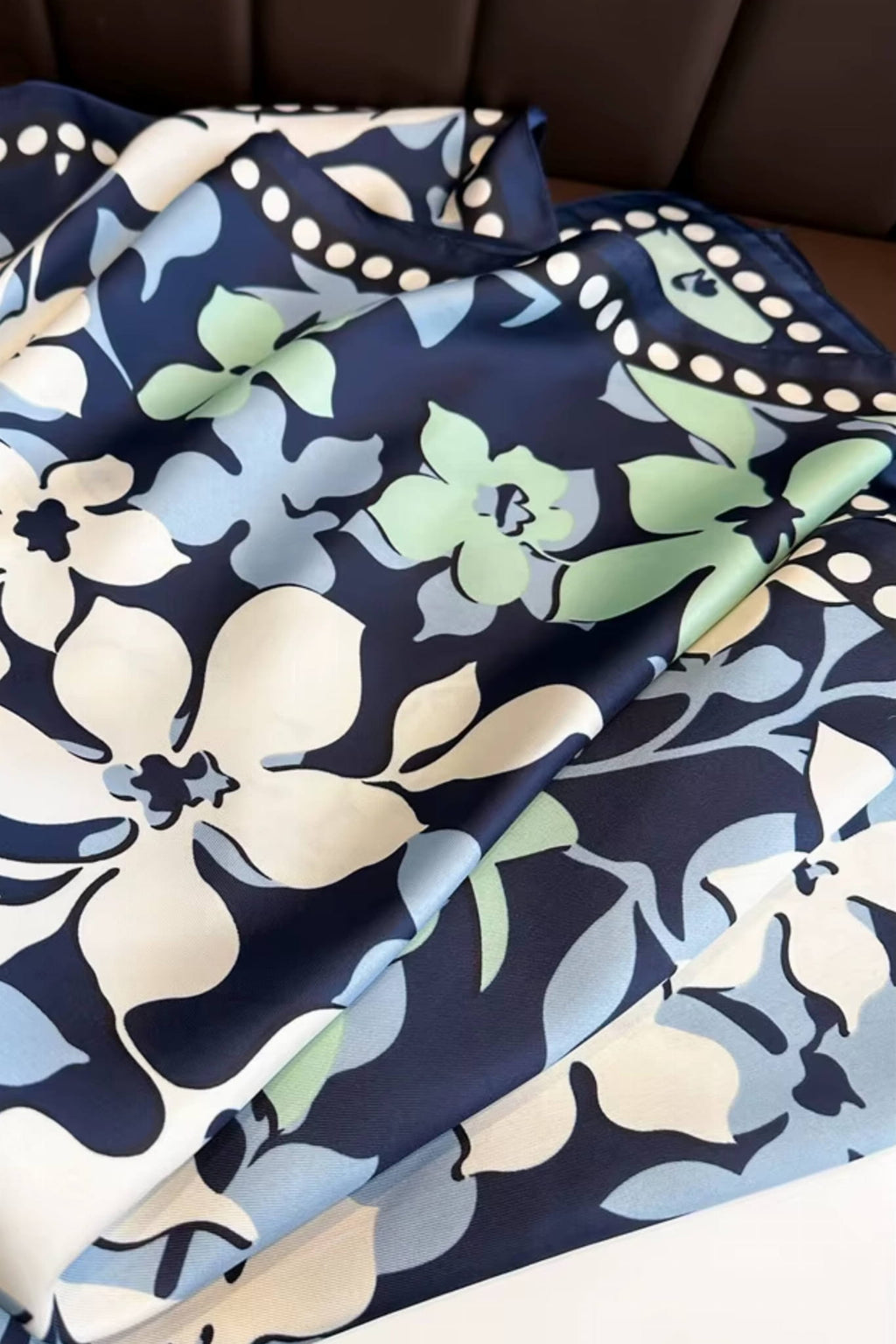 Bok apaszki „Morska Zieleń” z widoczną fakturą imitacji jedwabiu, miękka i lekka w dotyku | KAMEA | Spironik.pl