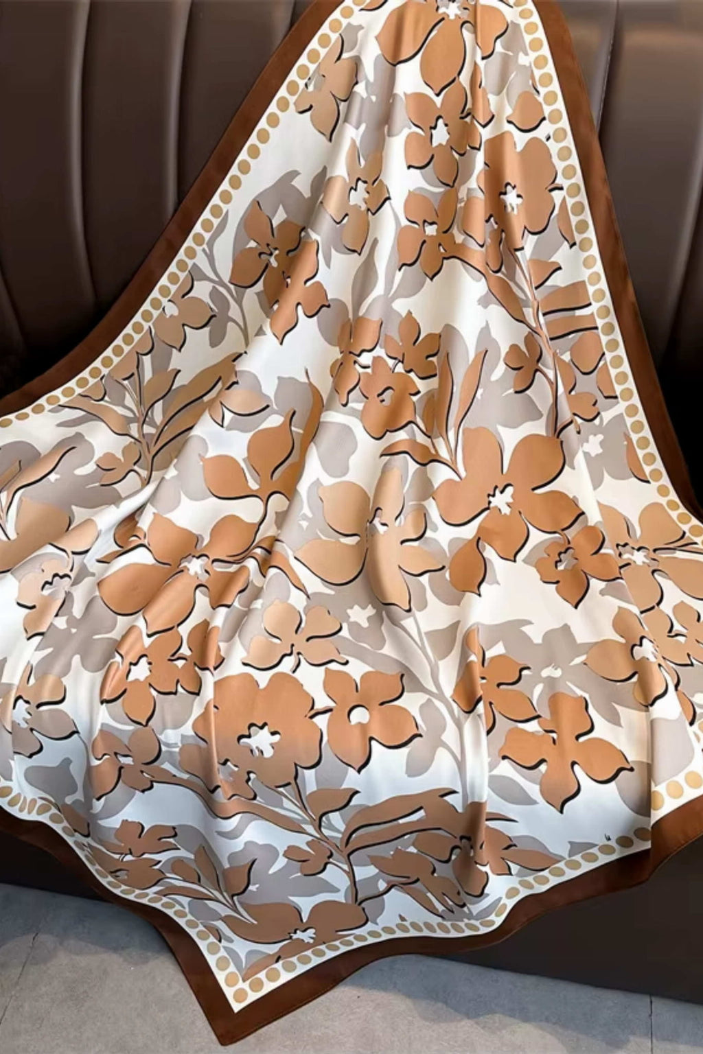 Detal wzoru kwiatowego na apaszce „Beżowy Blask” z imitacji jedwabiu | KAMEA | Spironik.pl